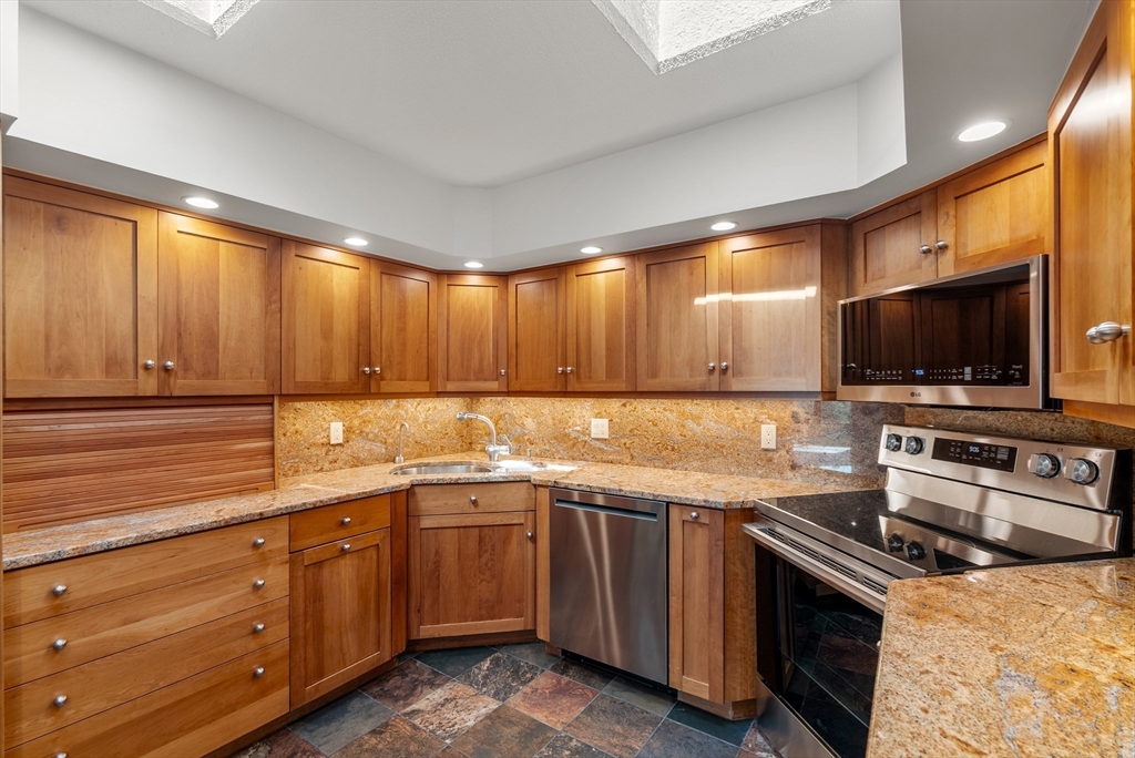 30 Stearns Rd Unit: PHB