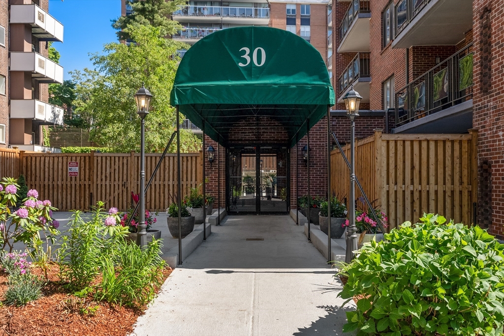 30 Stearns Rd Unit: PHB