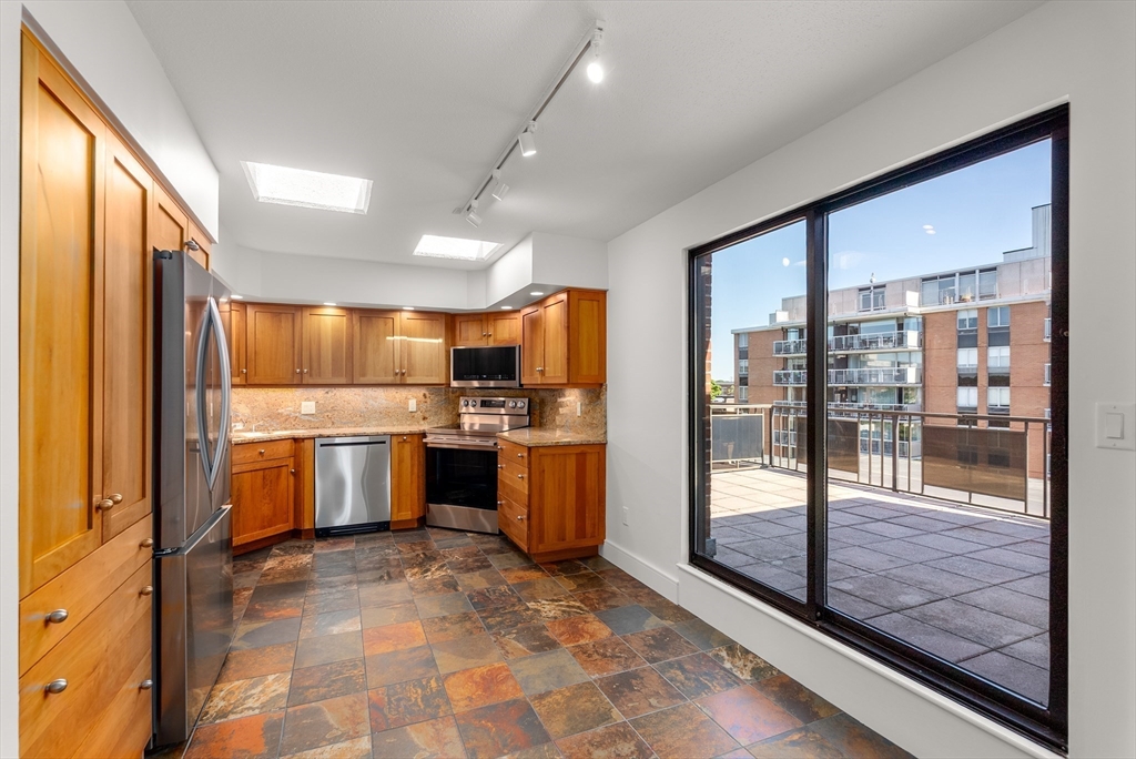 30 Stearns Rd Unit: PHB