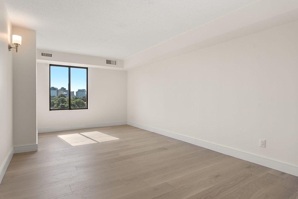 30 Stearns Rd Unit: PHB