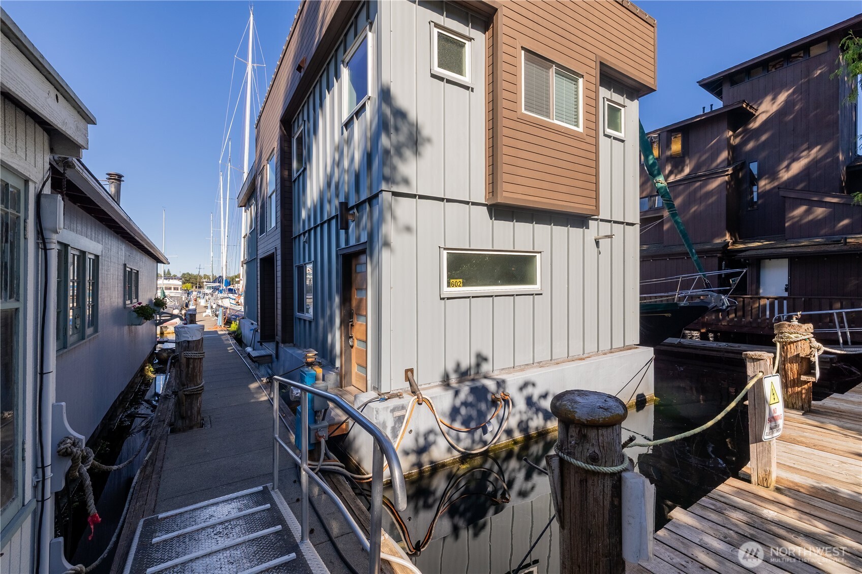 2542 Westlake Avenue N Unit: 5