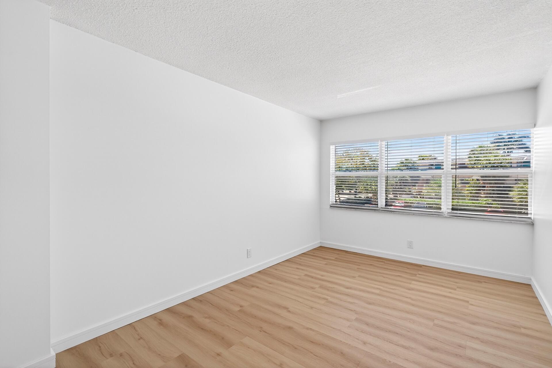 2555 NE 11th Street St NE 202