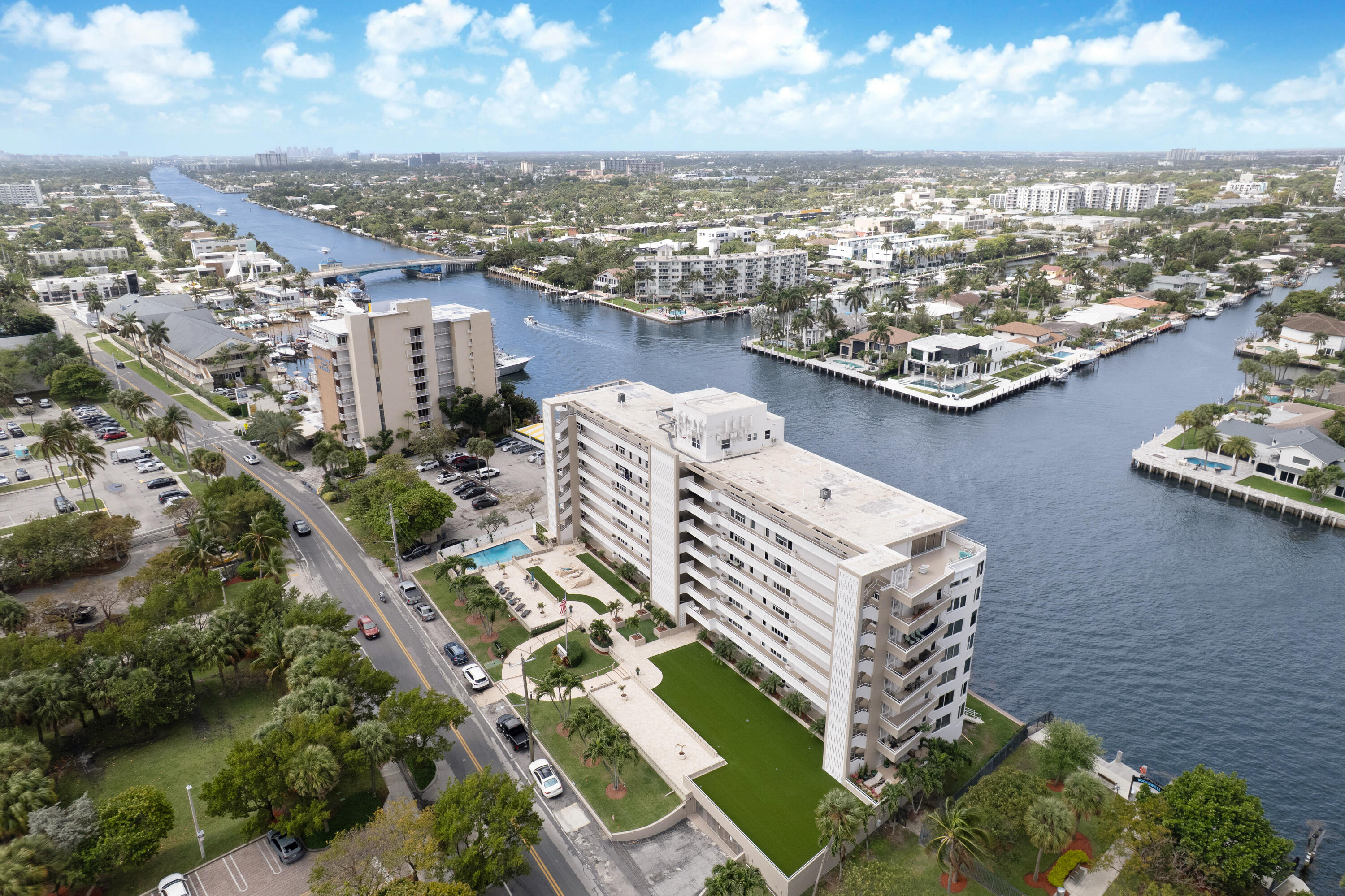 201 N Riverside Drive 402