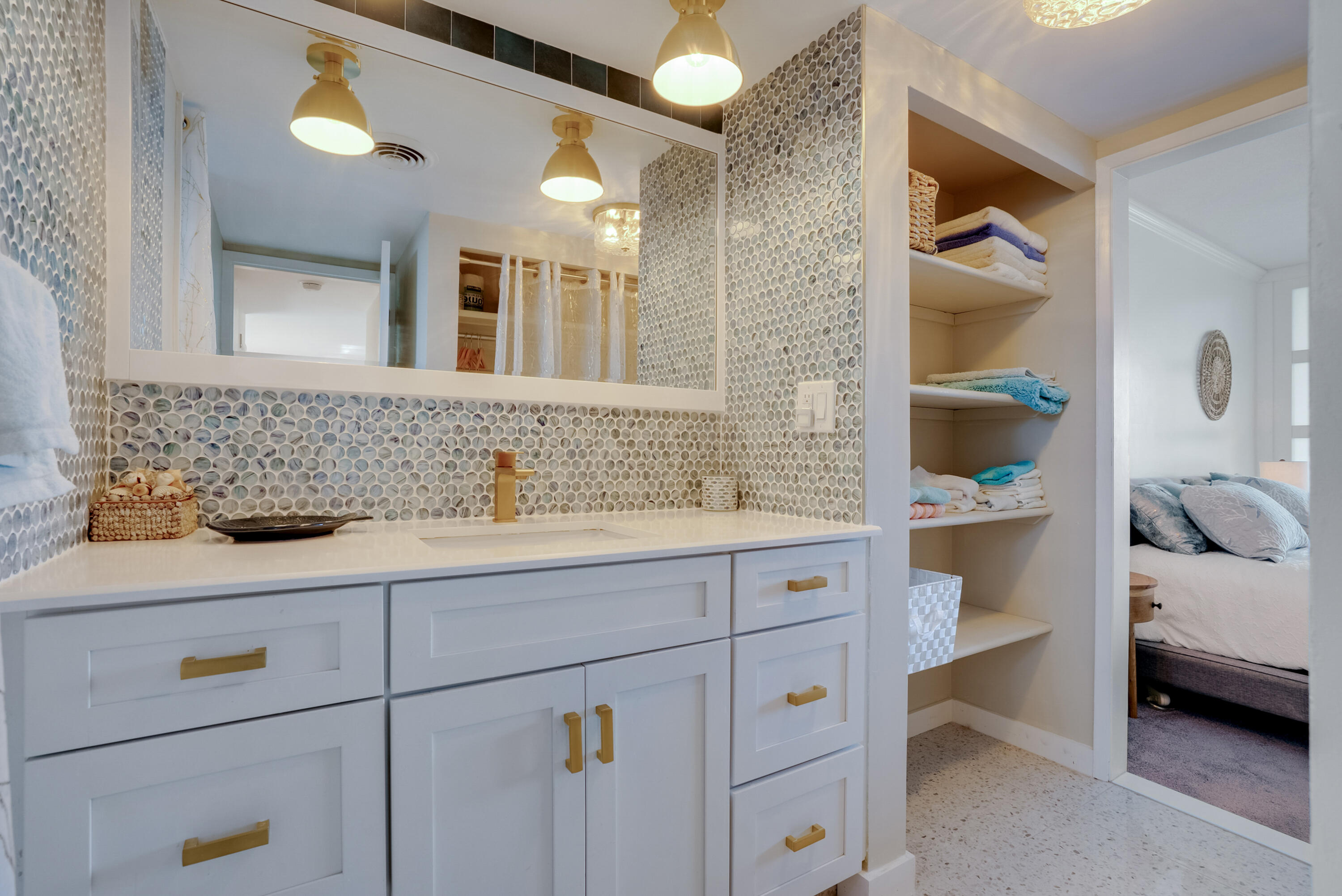 201 N Riverside Drive 402