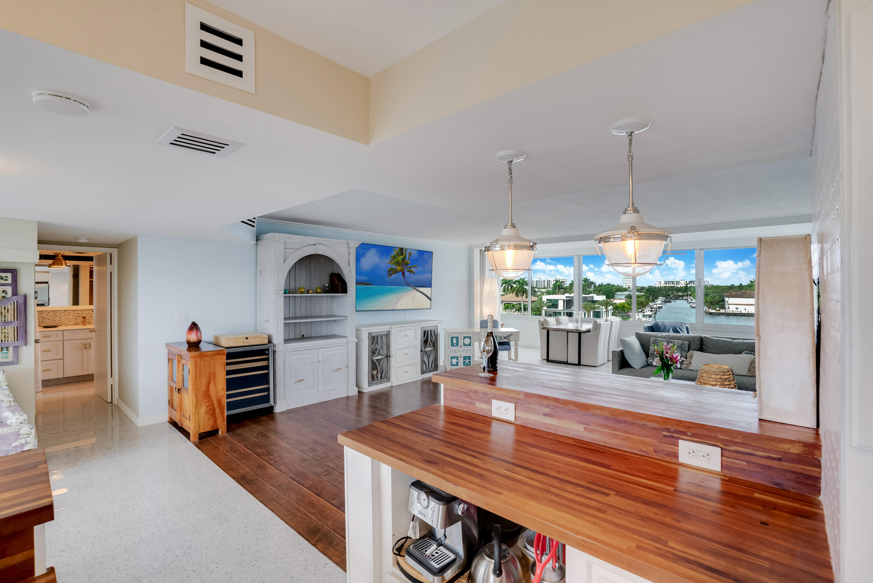 201 N Riverside Drive 402