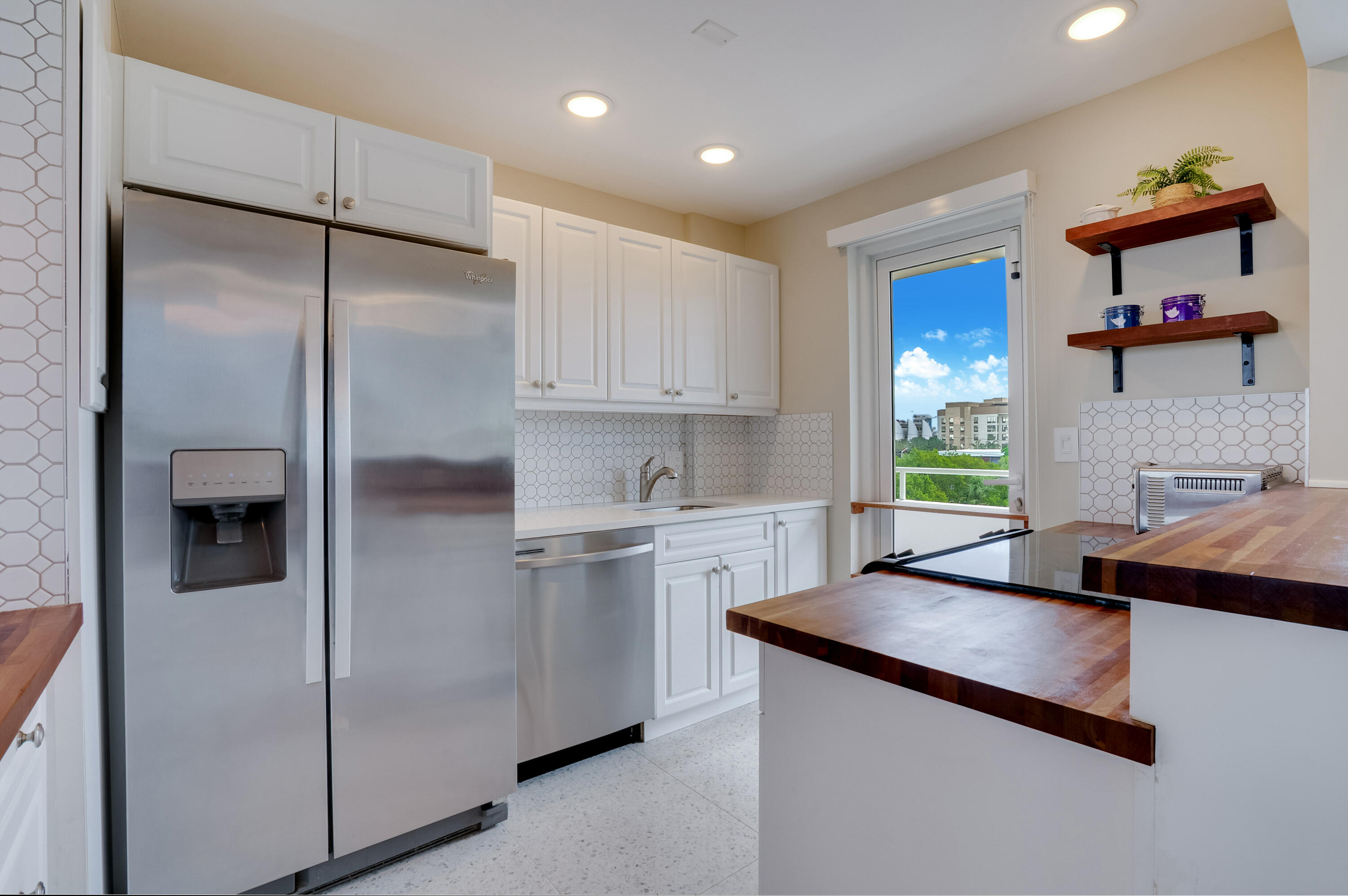 201 N Riverside Drive 402