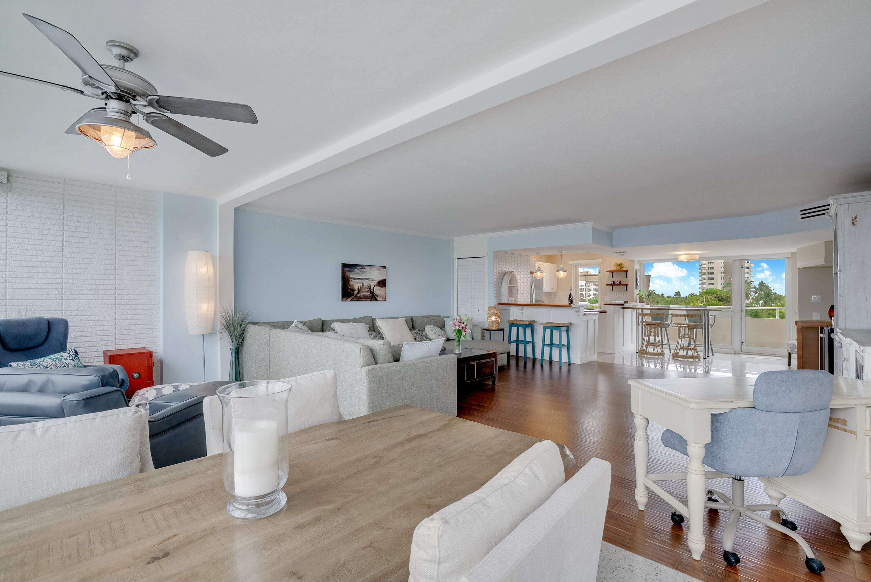 201 N Riverside Drive 402