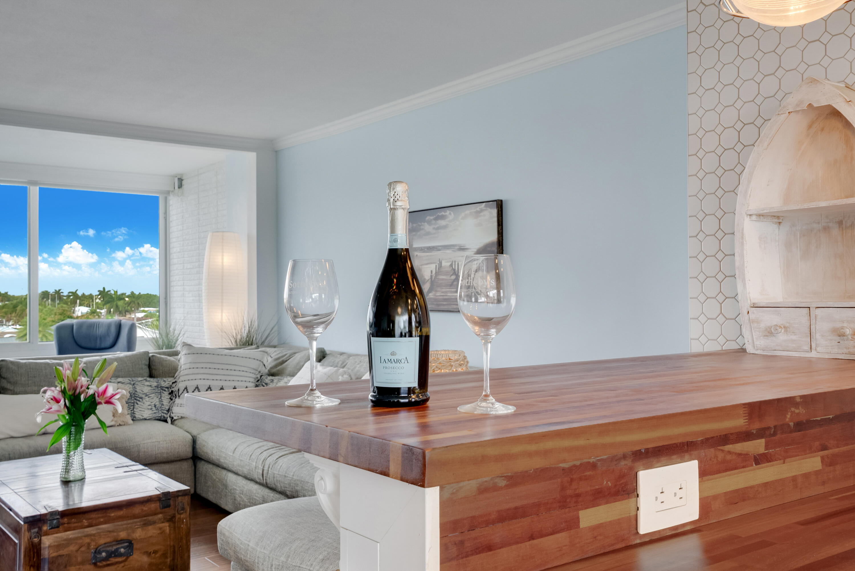 201 N Riverside Drive 402