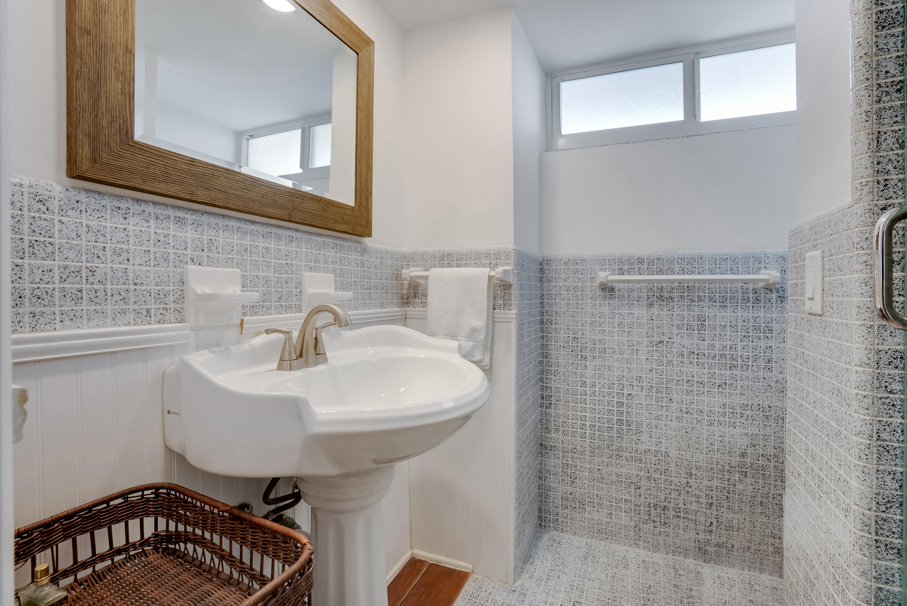 201 N Riverside Drive 402