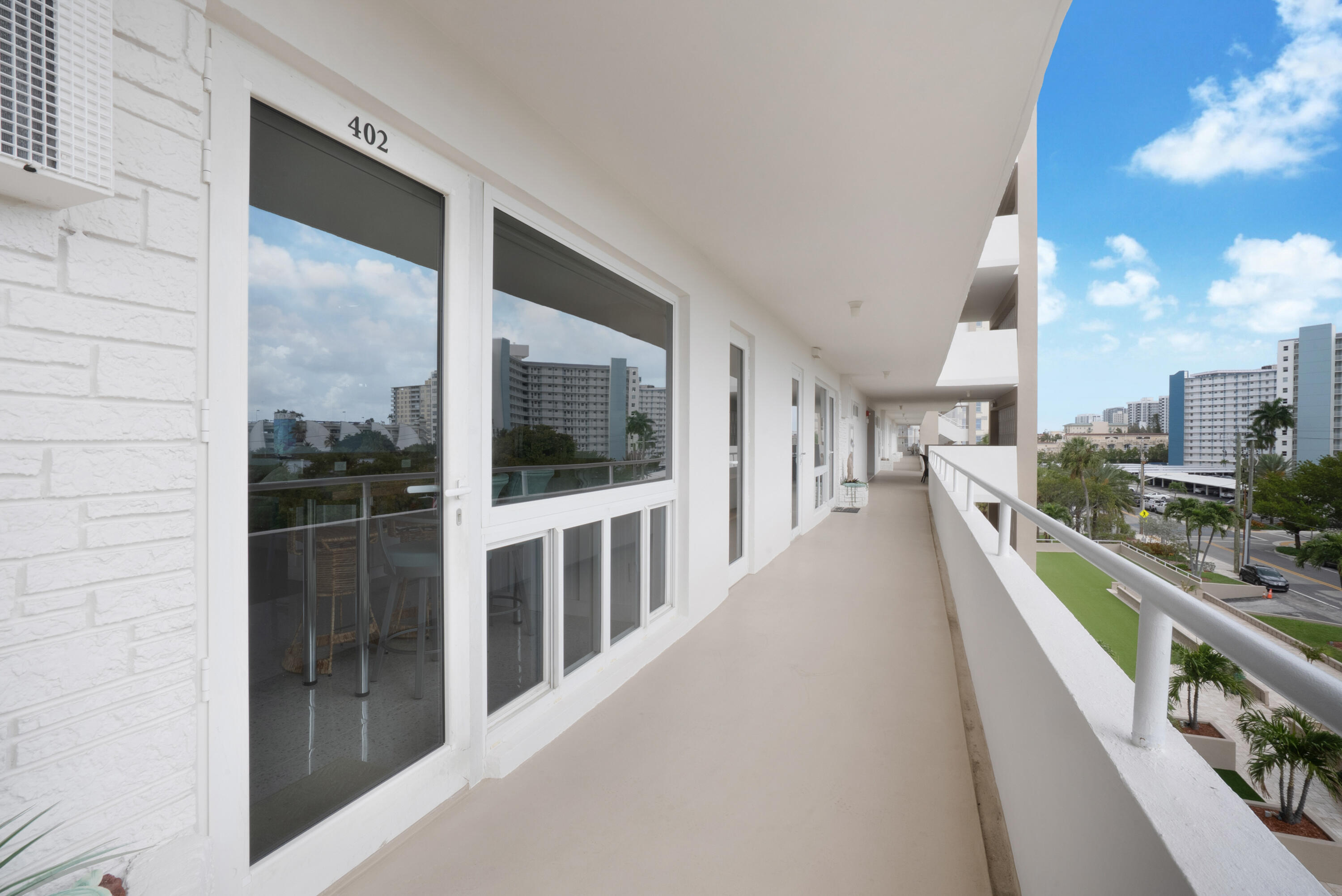 201 N Riverside Drive 402