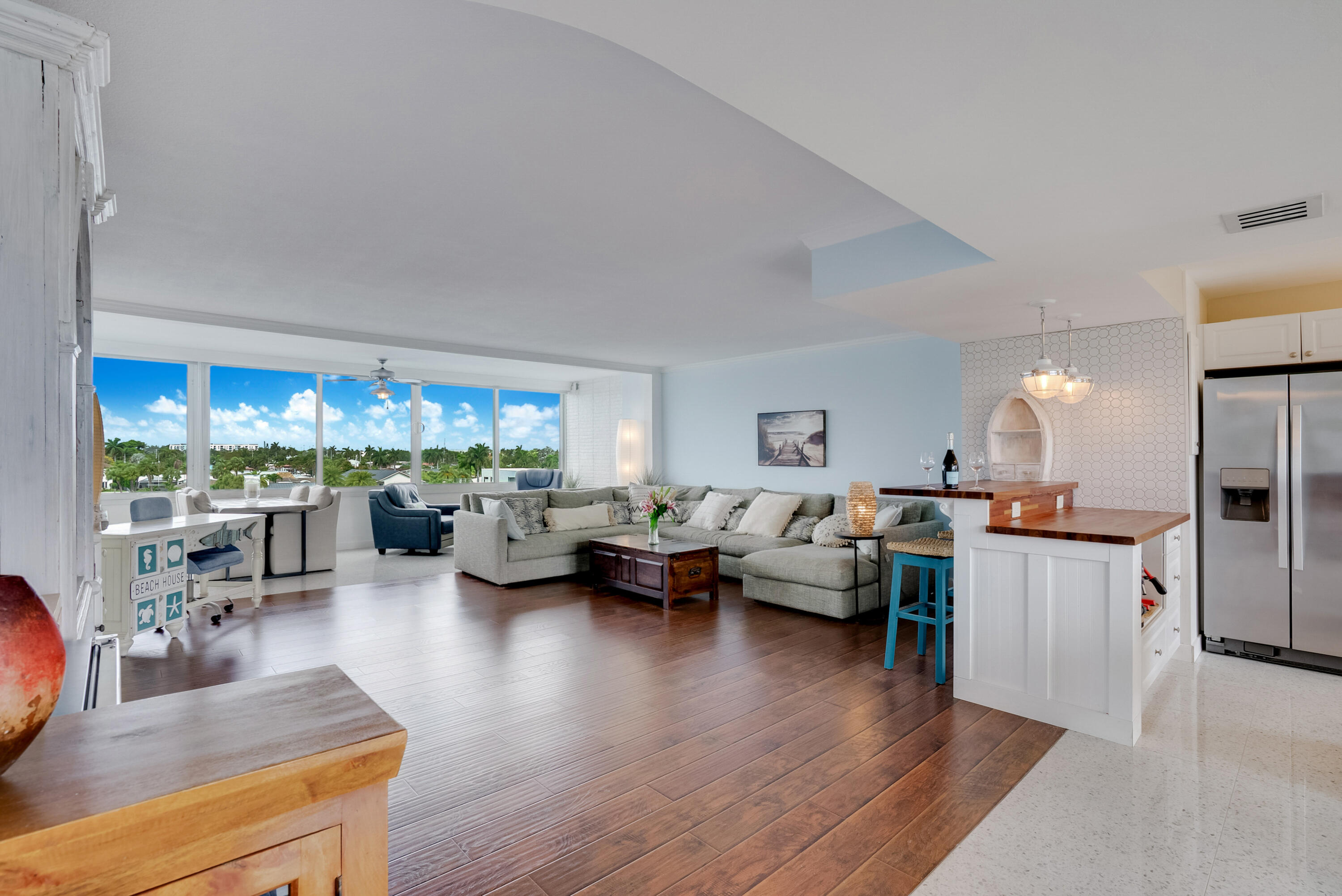 201 N Riverside Drive 402