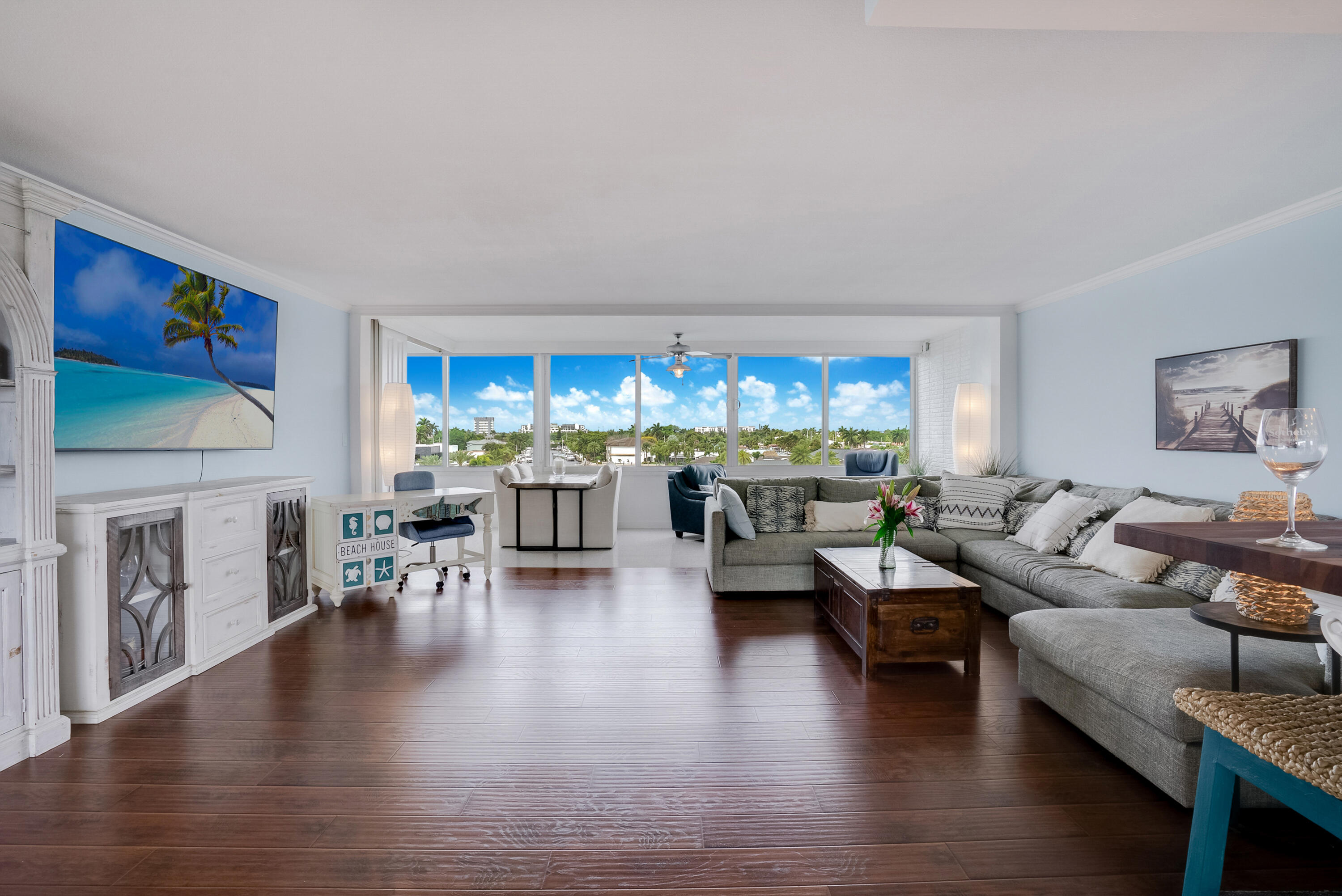 201 N Riverside Drive 402