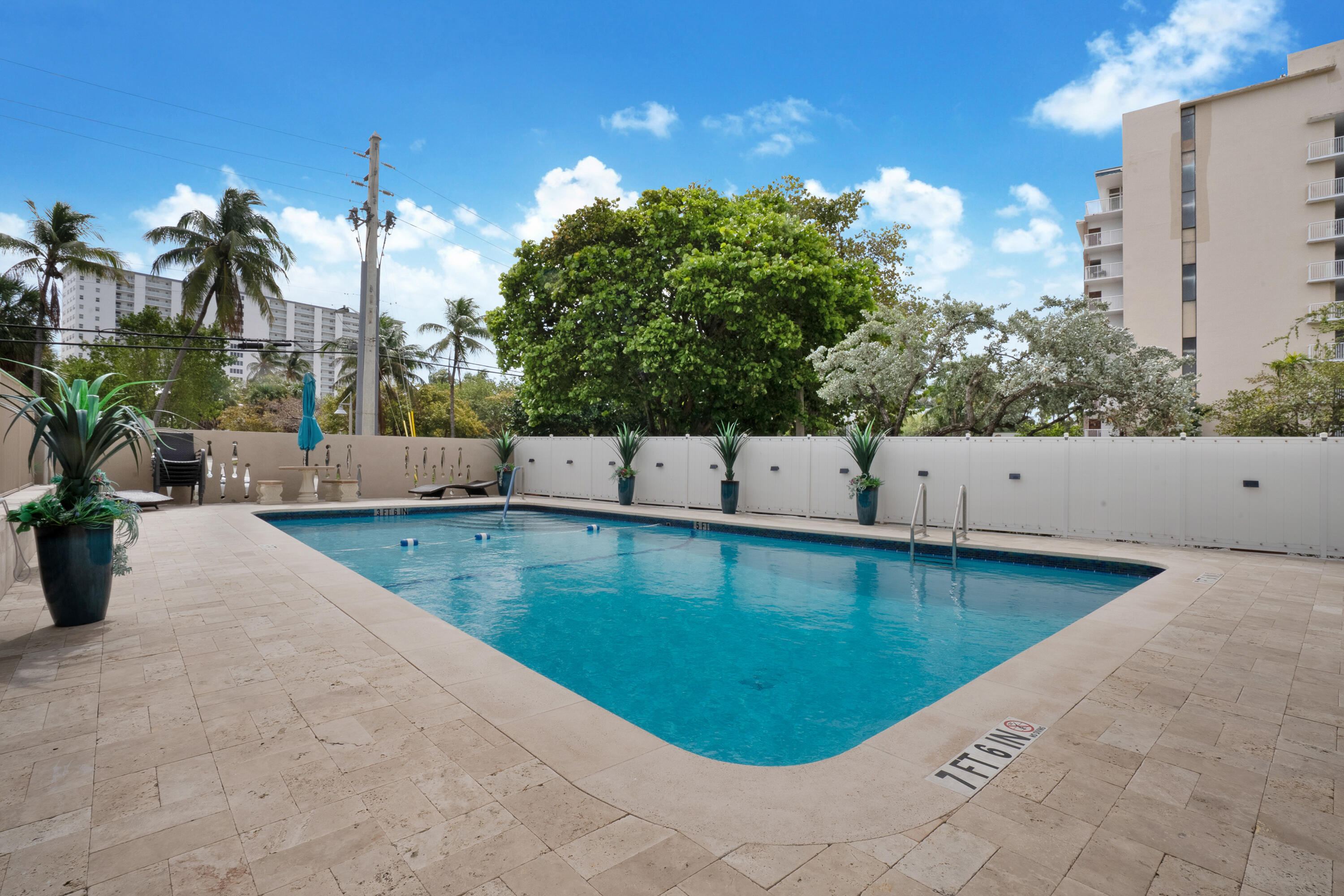 201 N Riverside Drive 402