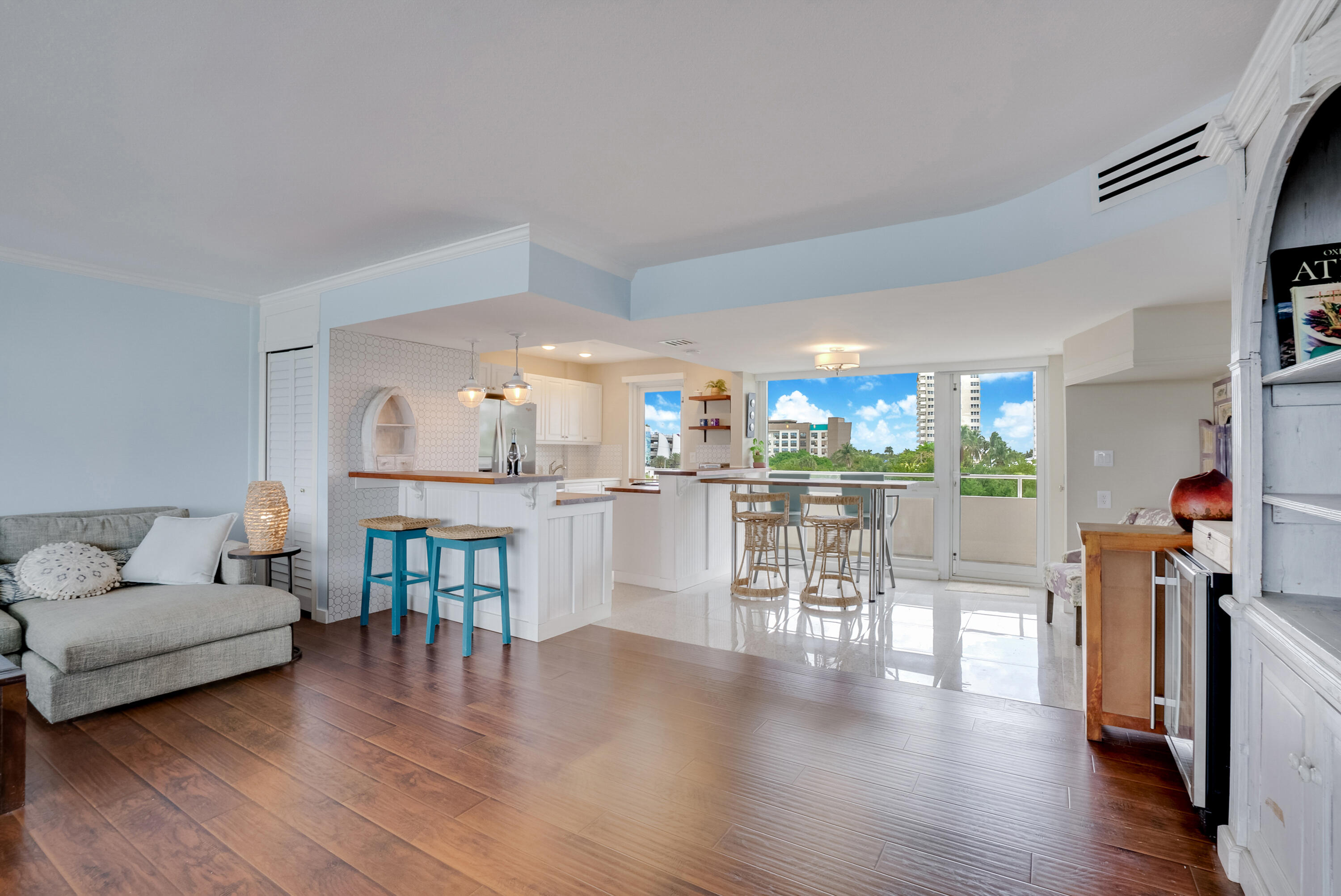 201 N Riverside Drive 402