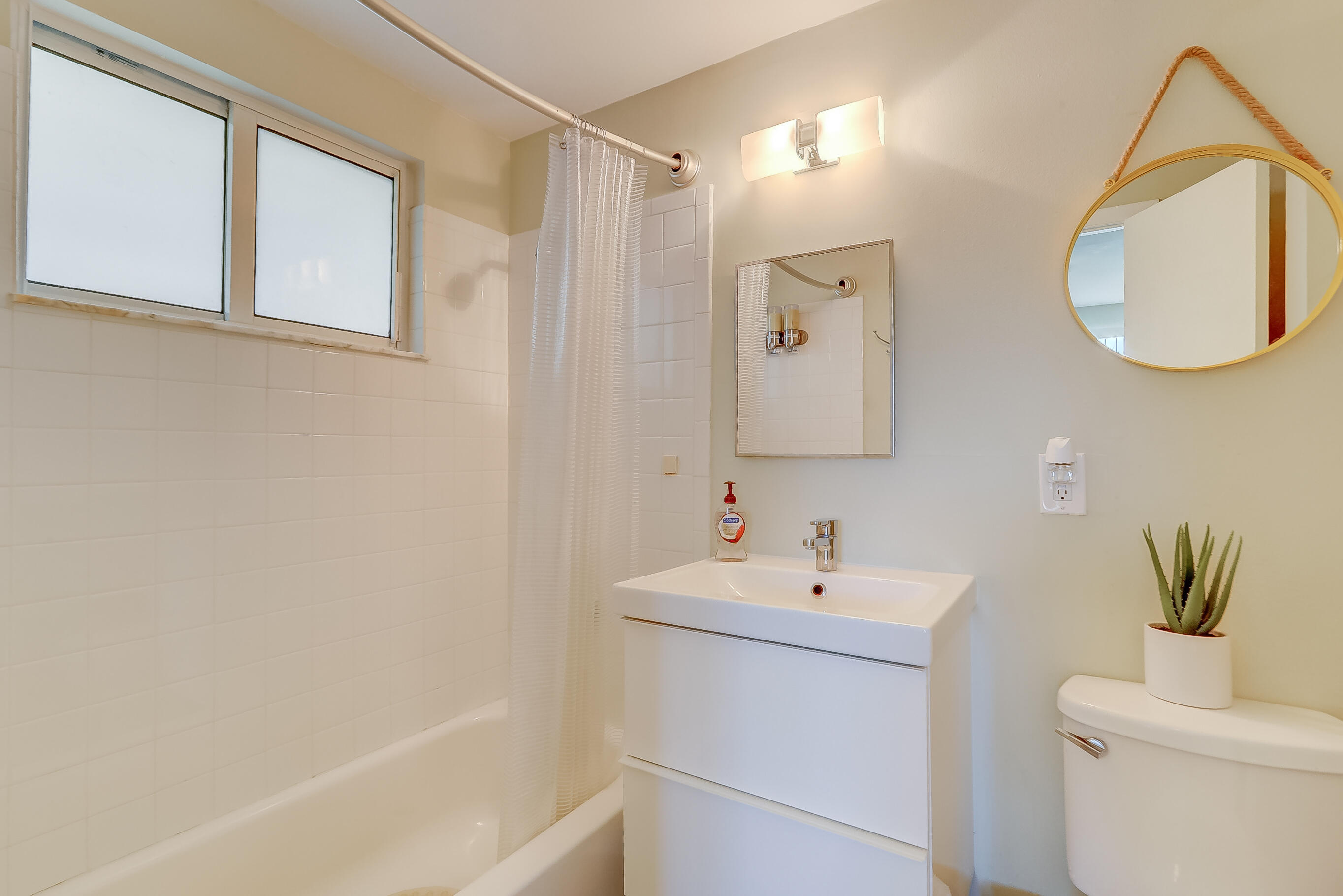 1100 NE 18th Court 1-8