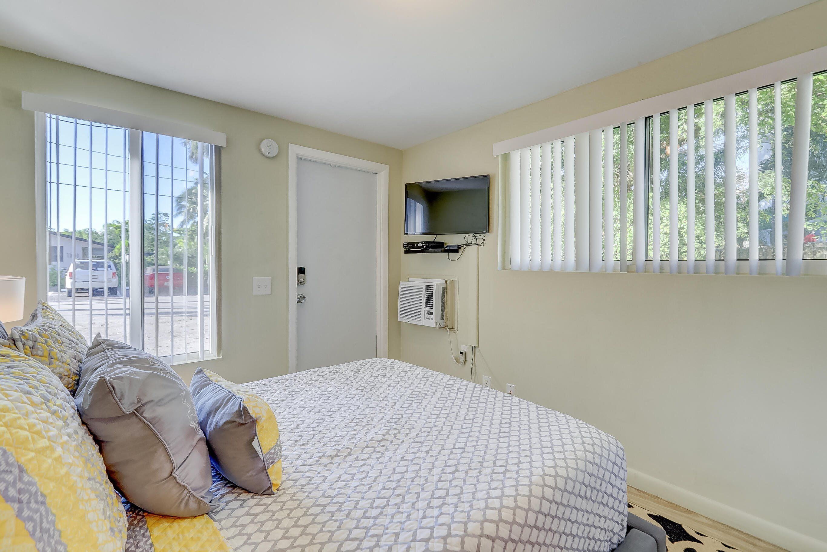 1100 NE 18th Court 1-8