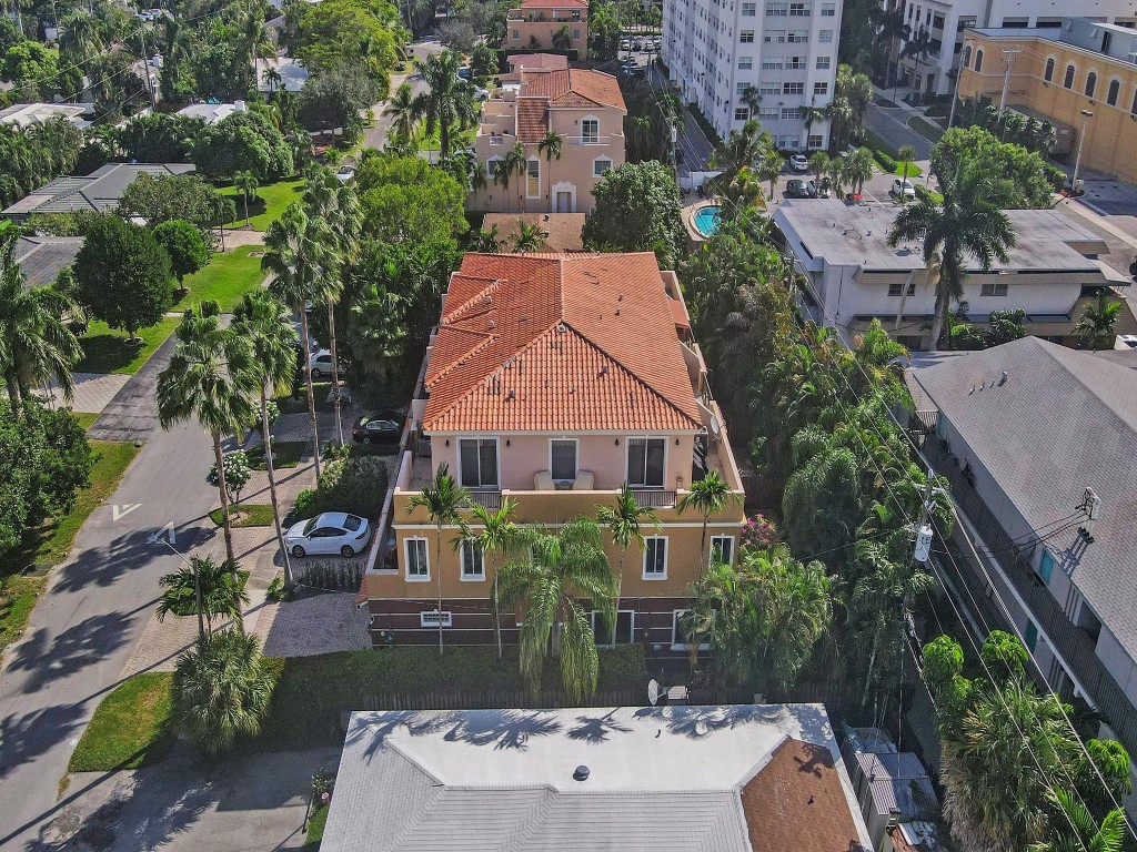 2610 NE 11th Ct 2610