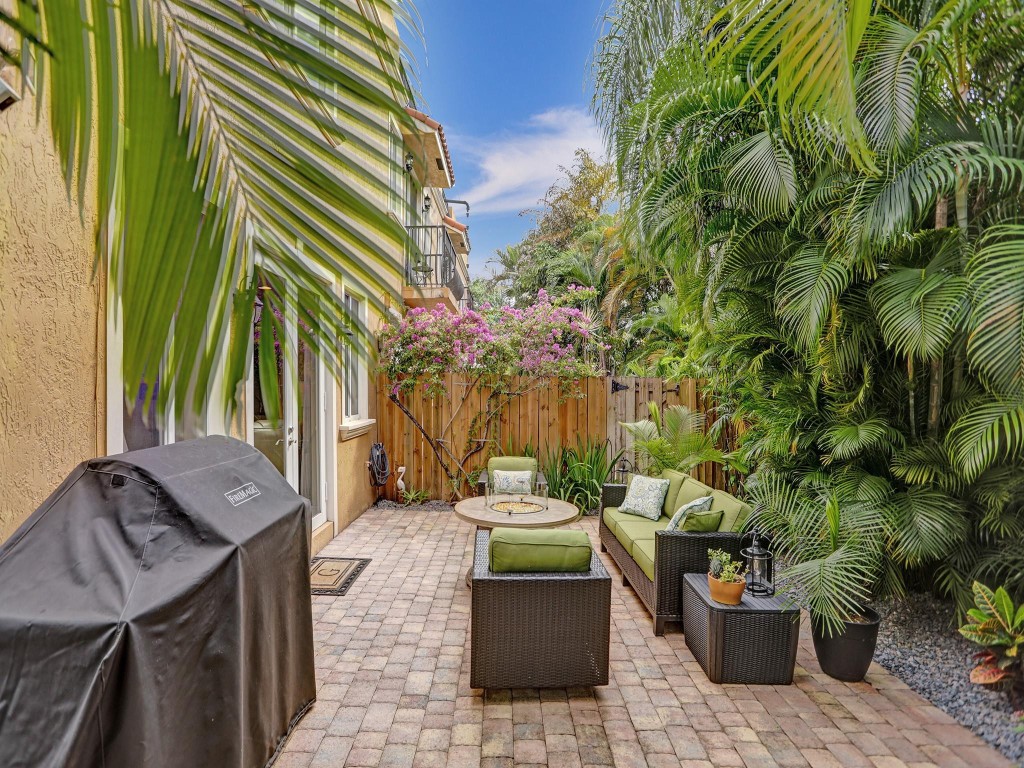 2610 NE 11th Ct 2610