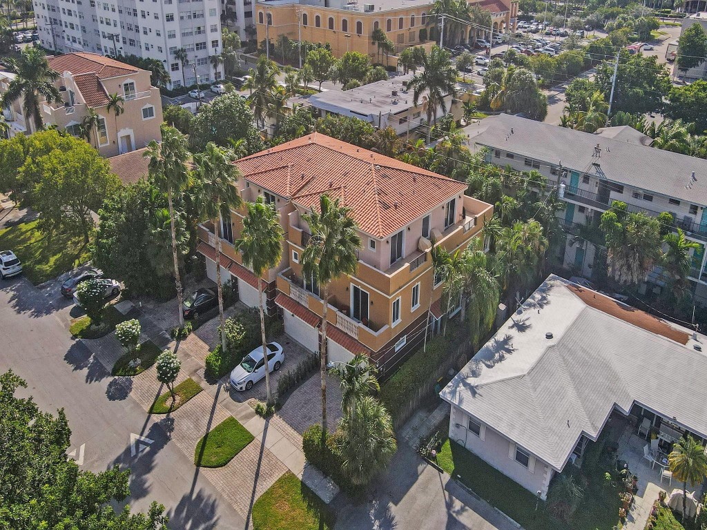 2610 NE 11th Ct 2610