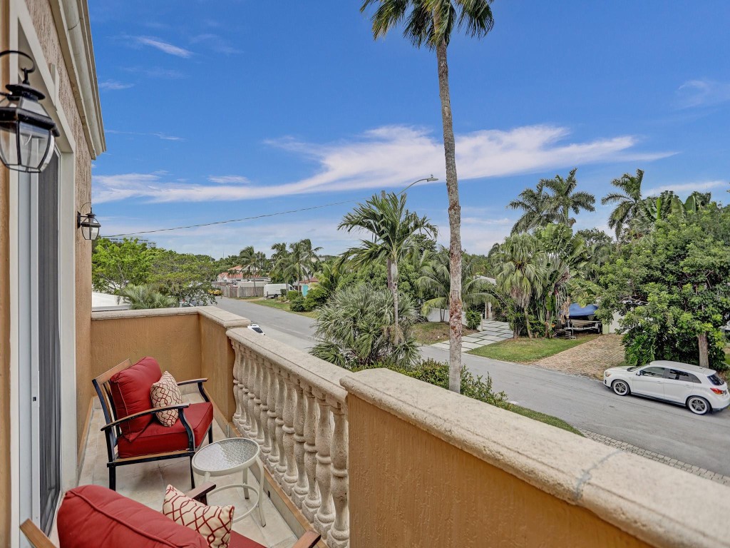 2610 NE 11th Ct 2610