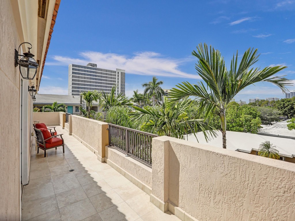 2610 NE 11th Ct 2610