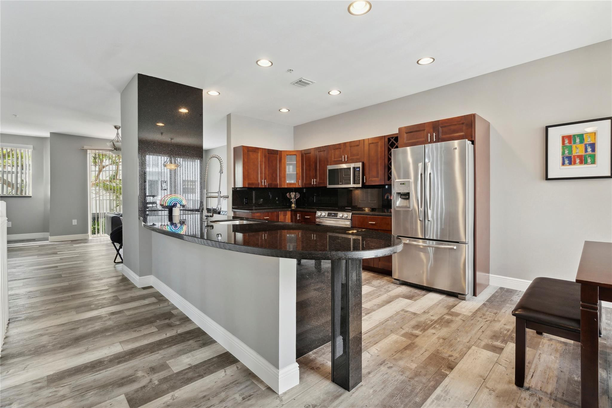 2725 NE 8th Ave 115