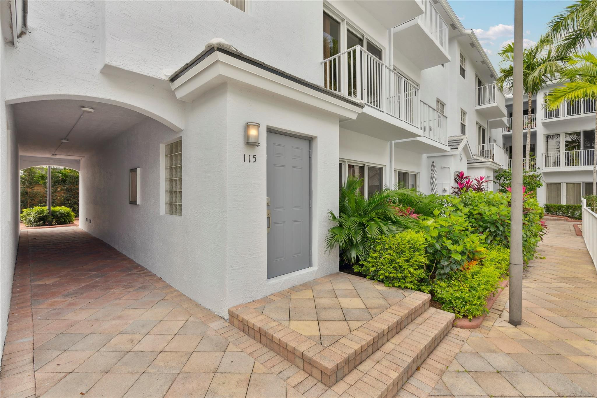 2725 NE 8th Ave 115