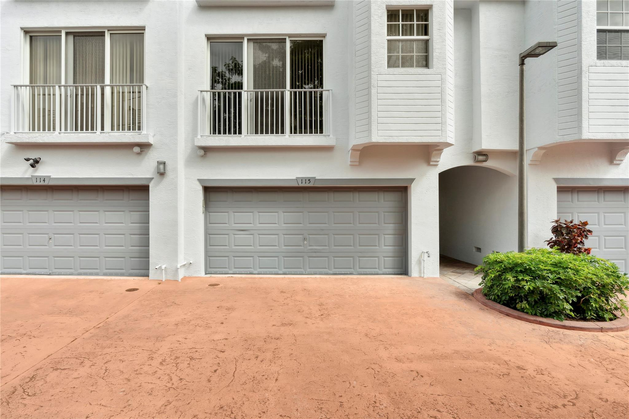 2725 NE 8th Ave 115