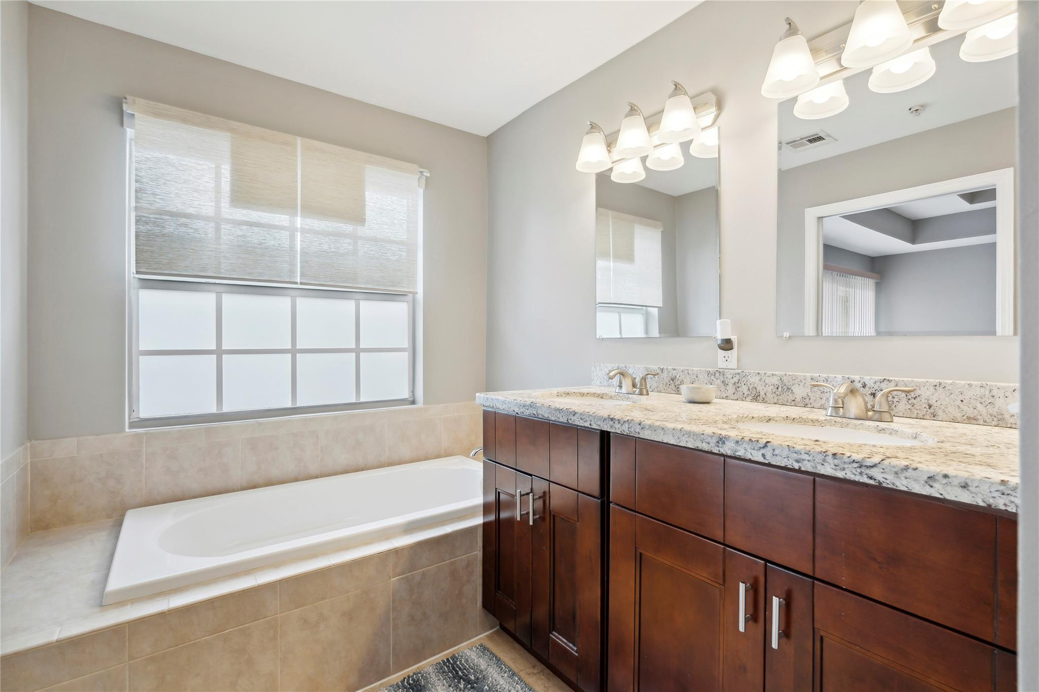 2725 NE 8th Ave 115