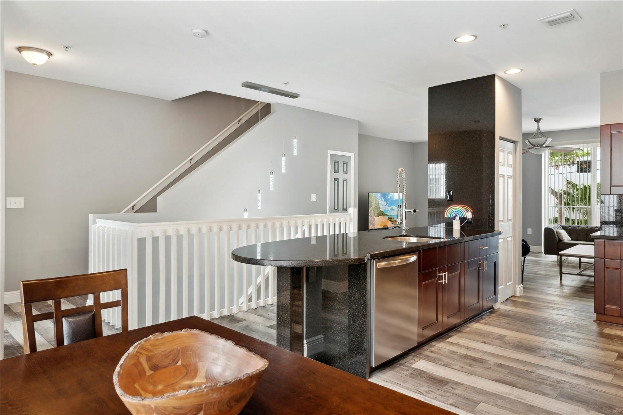 2725 NE 8th Ave 115