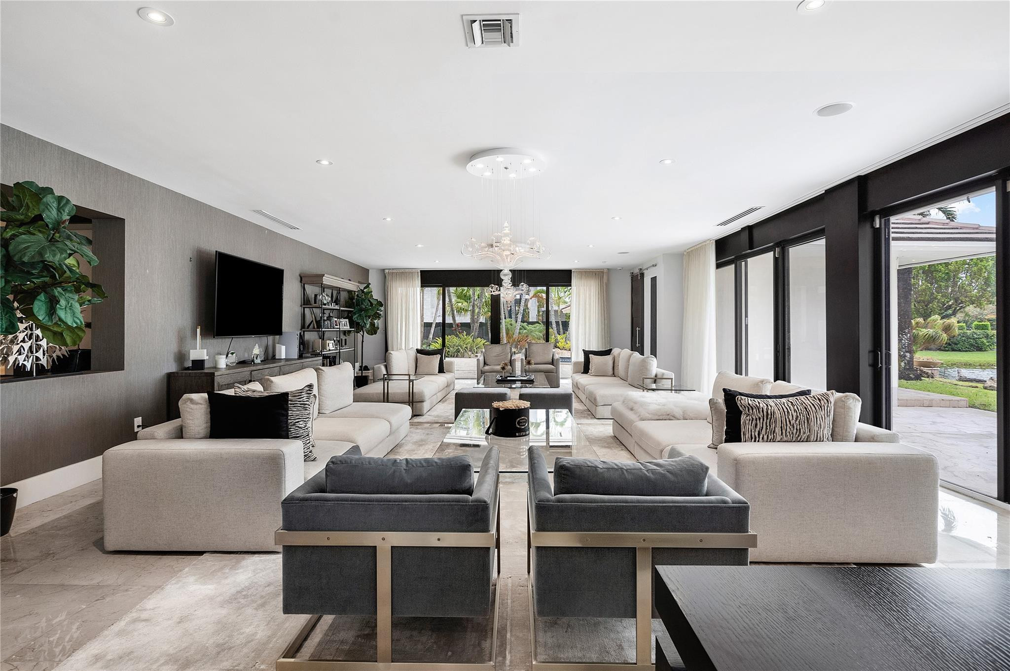 9464 NW 52nd Doral Ln