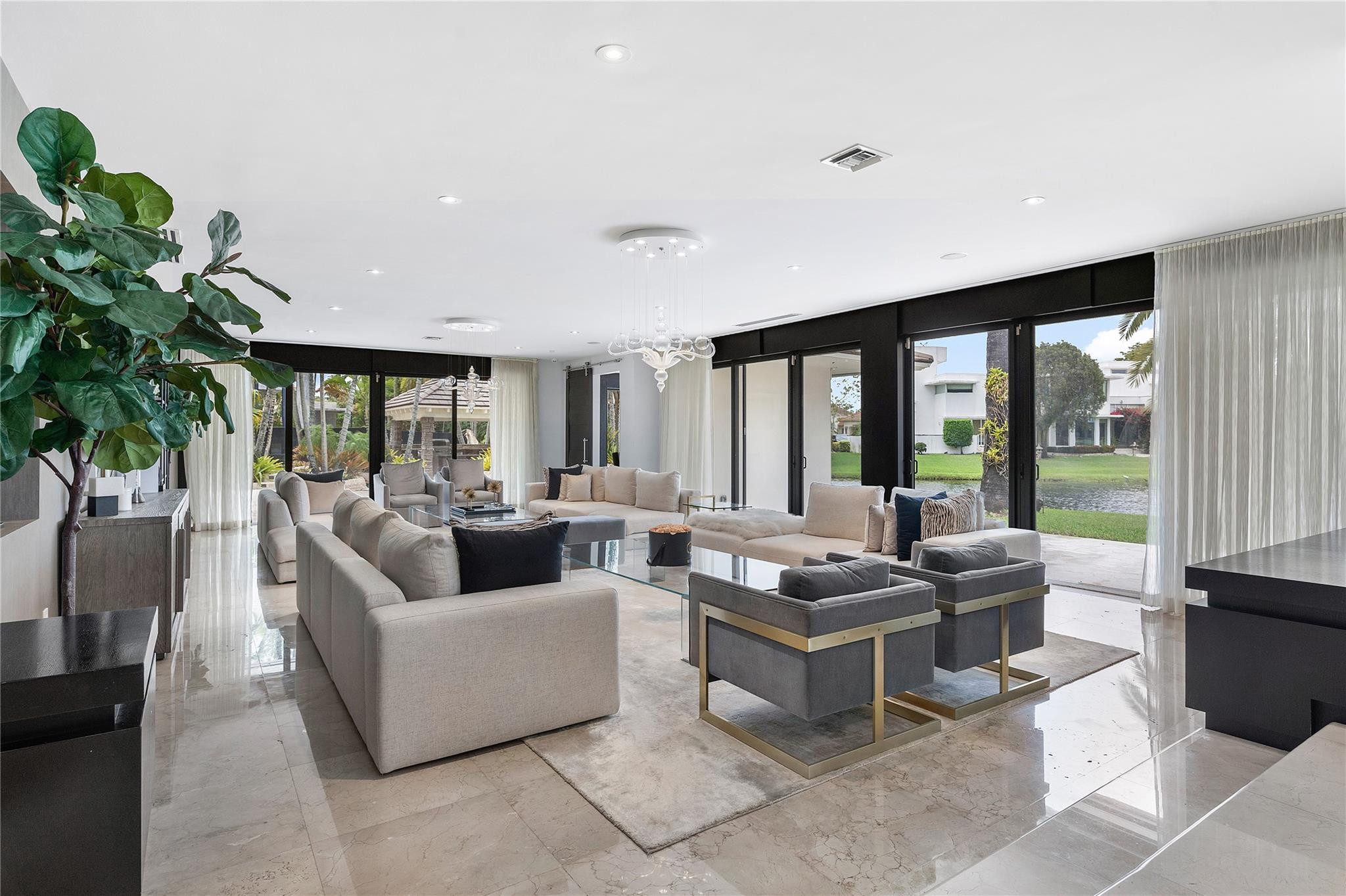 9464 NW 52nd Doral Ln