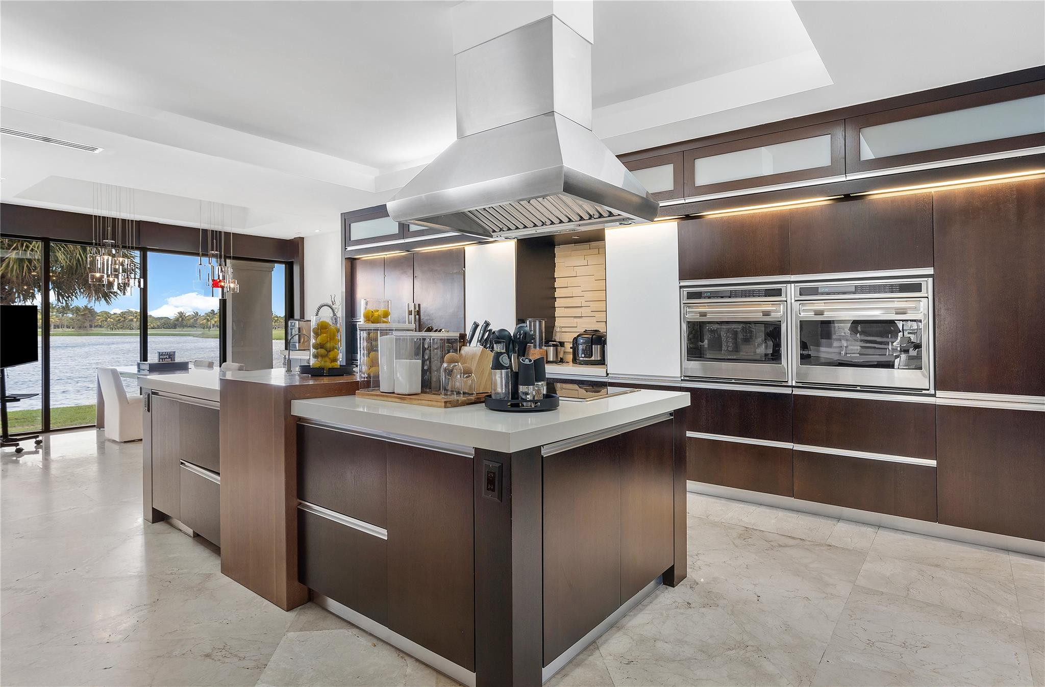 9464 NW 52nd Doral Ln