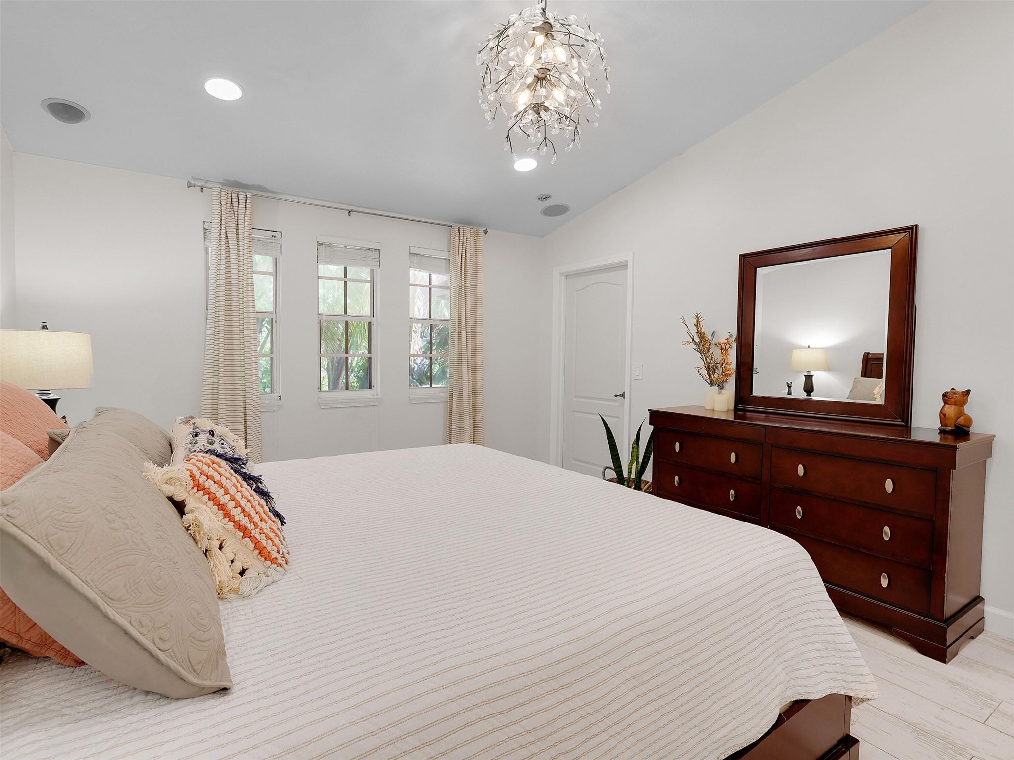 4957 Riverside Dr 1003