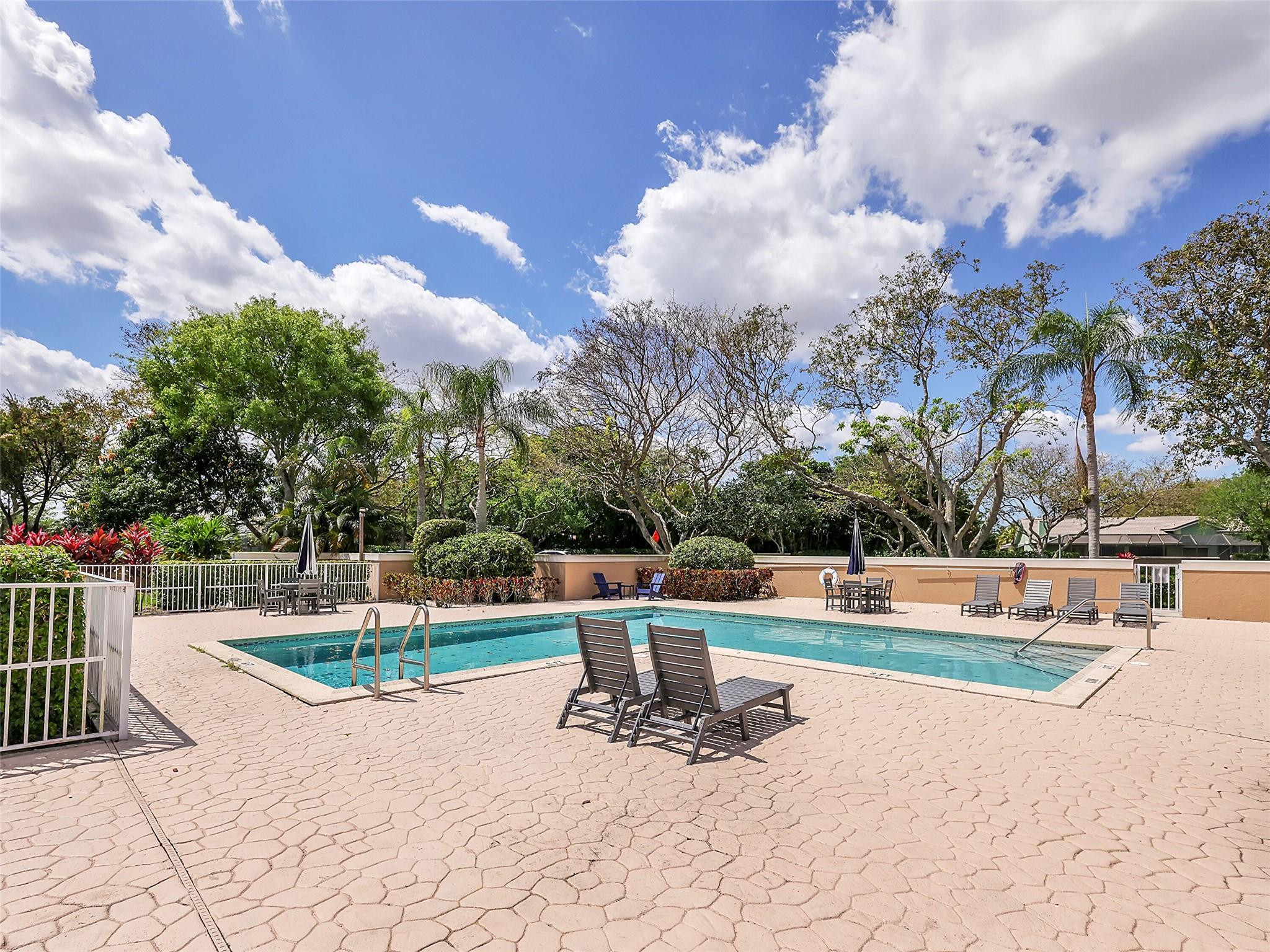 4957 Riverside Dr 1003