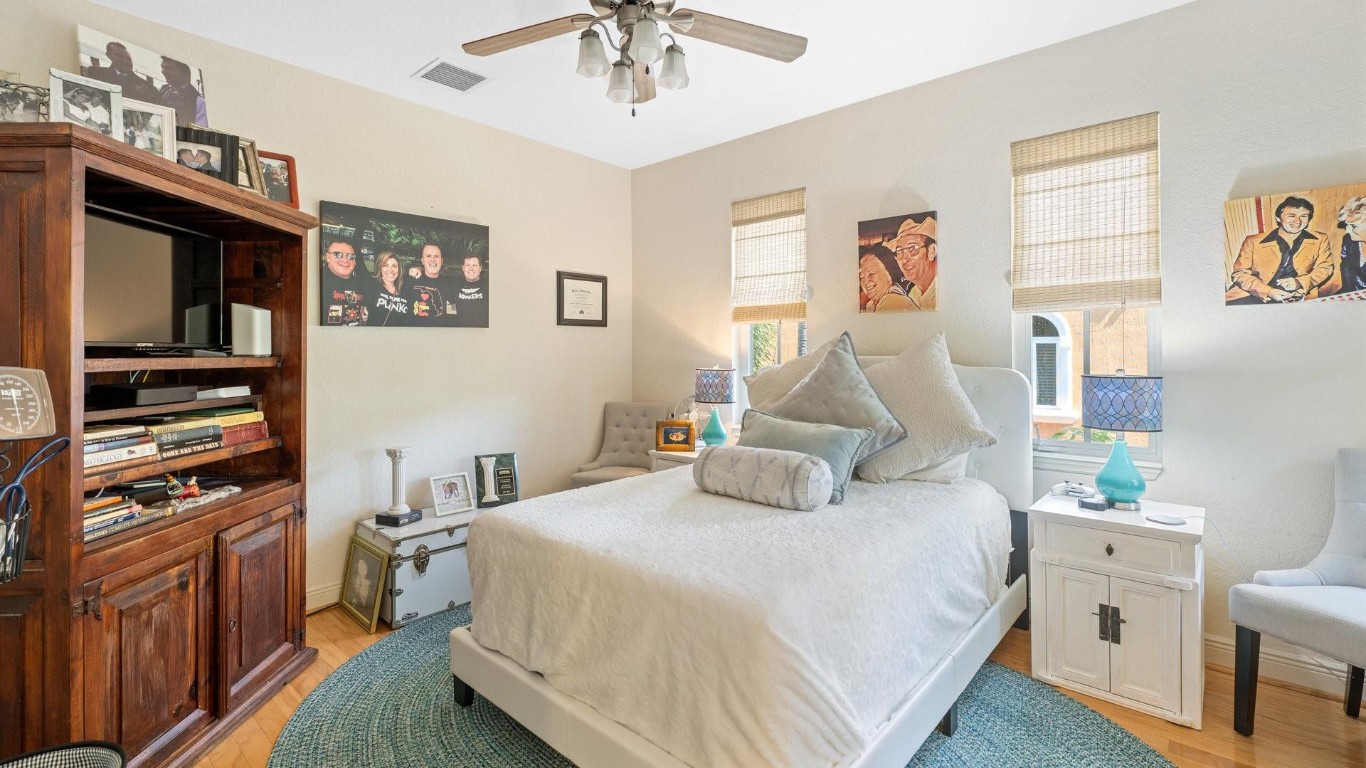 1423 Bayview Dr 1423