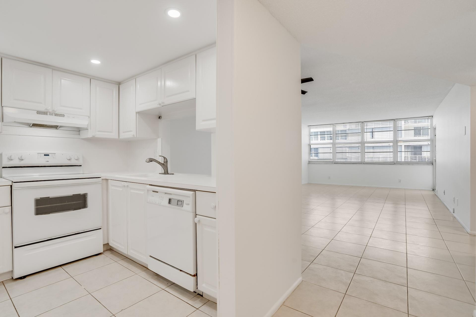 1160 N Federal Hwy 1015