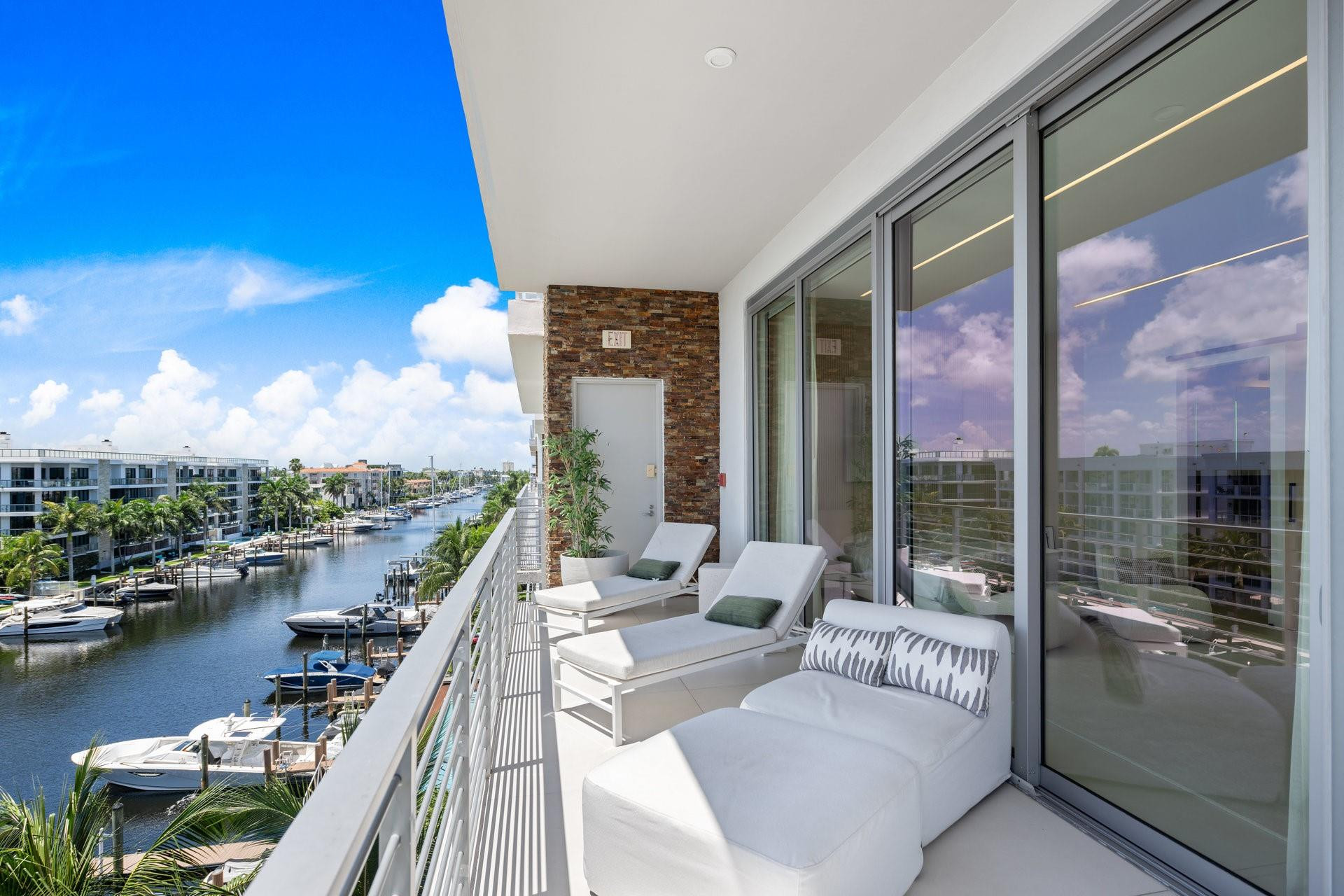 21 Isle Of Venice Dr PH1