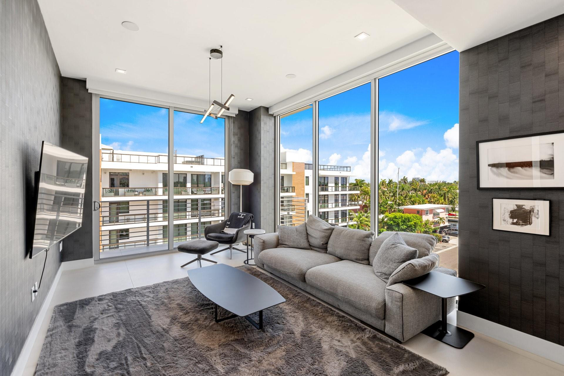 21 Isle Of Venice Dr PH1