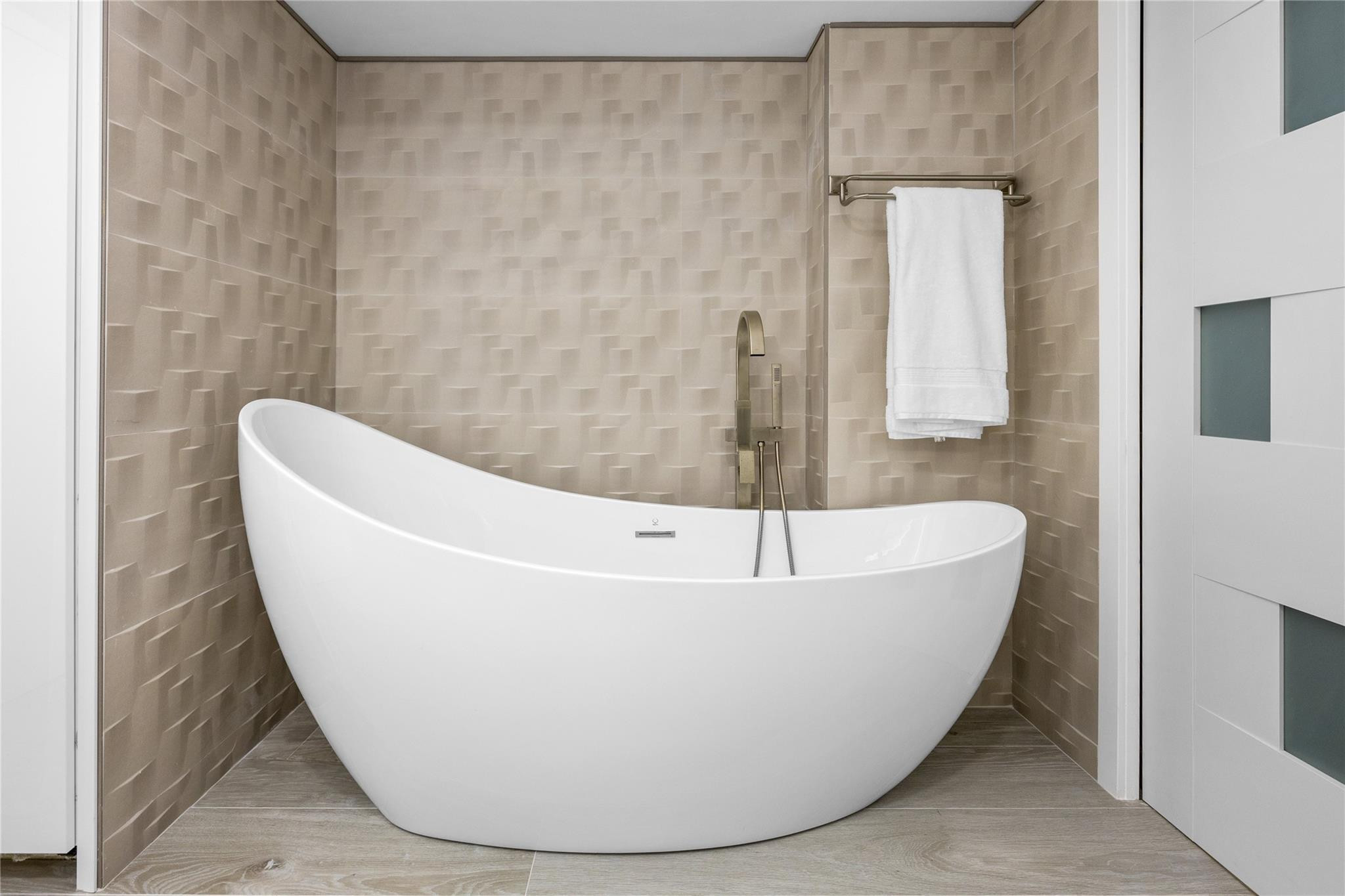 2751 S Ocean Dr 703N