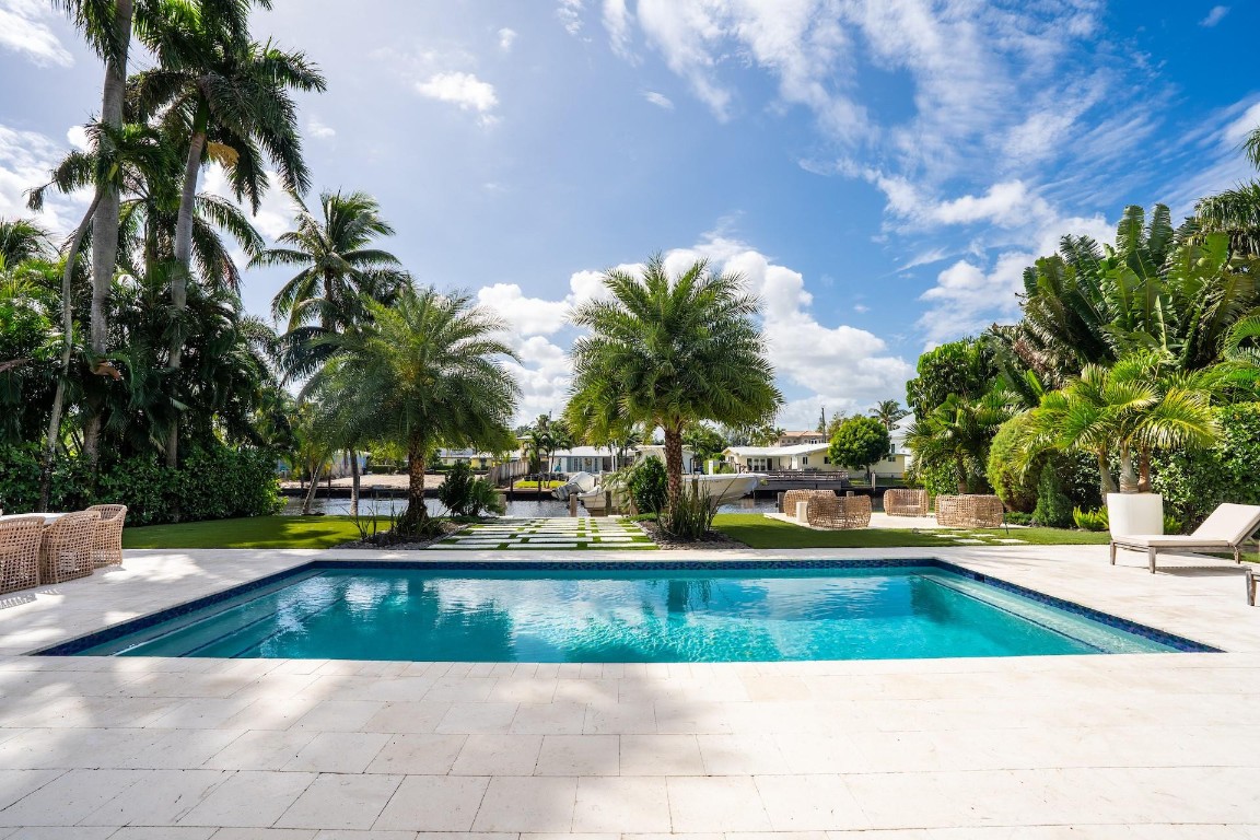 2525 Middle River Dr