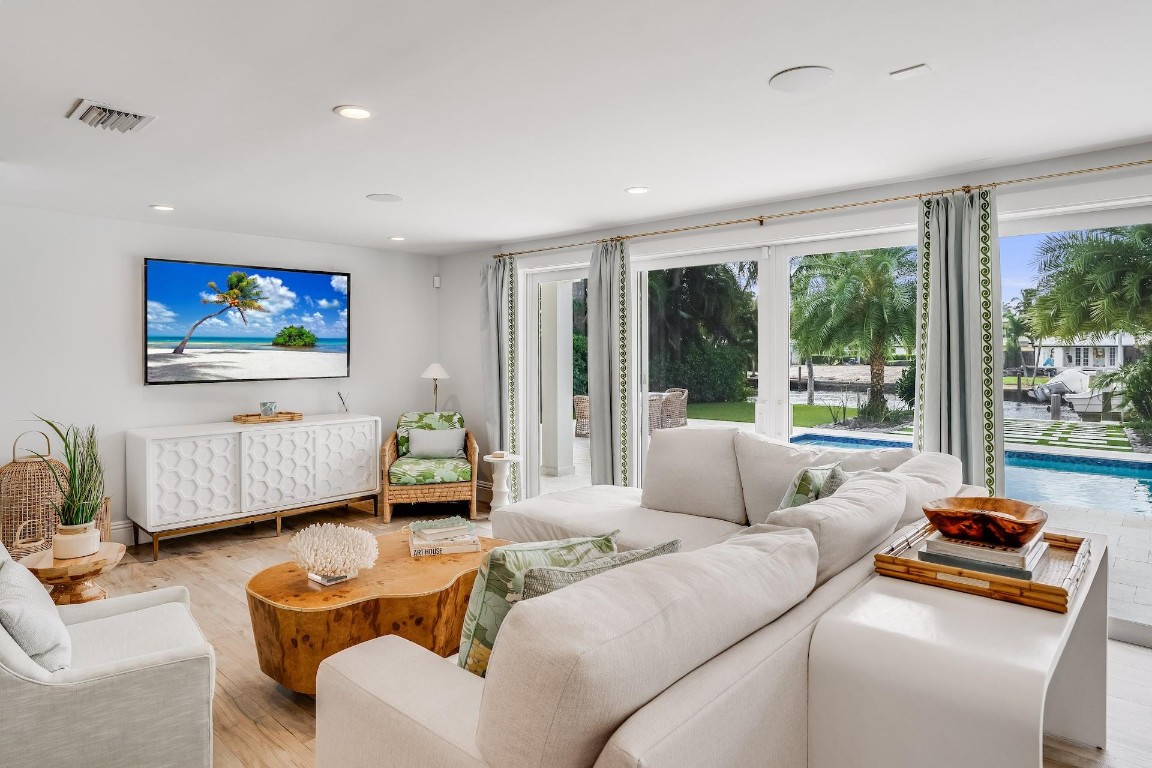 2525 Middle River Dr