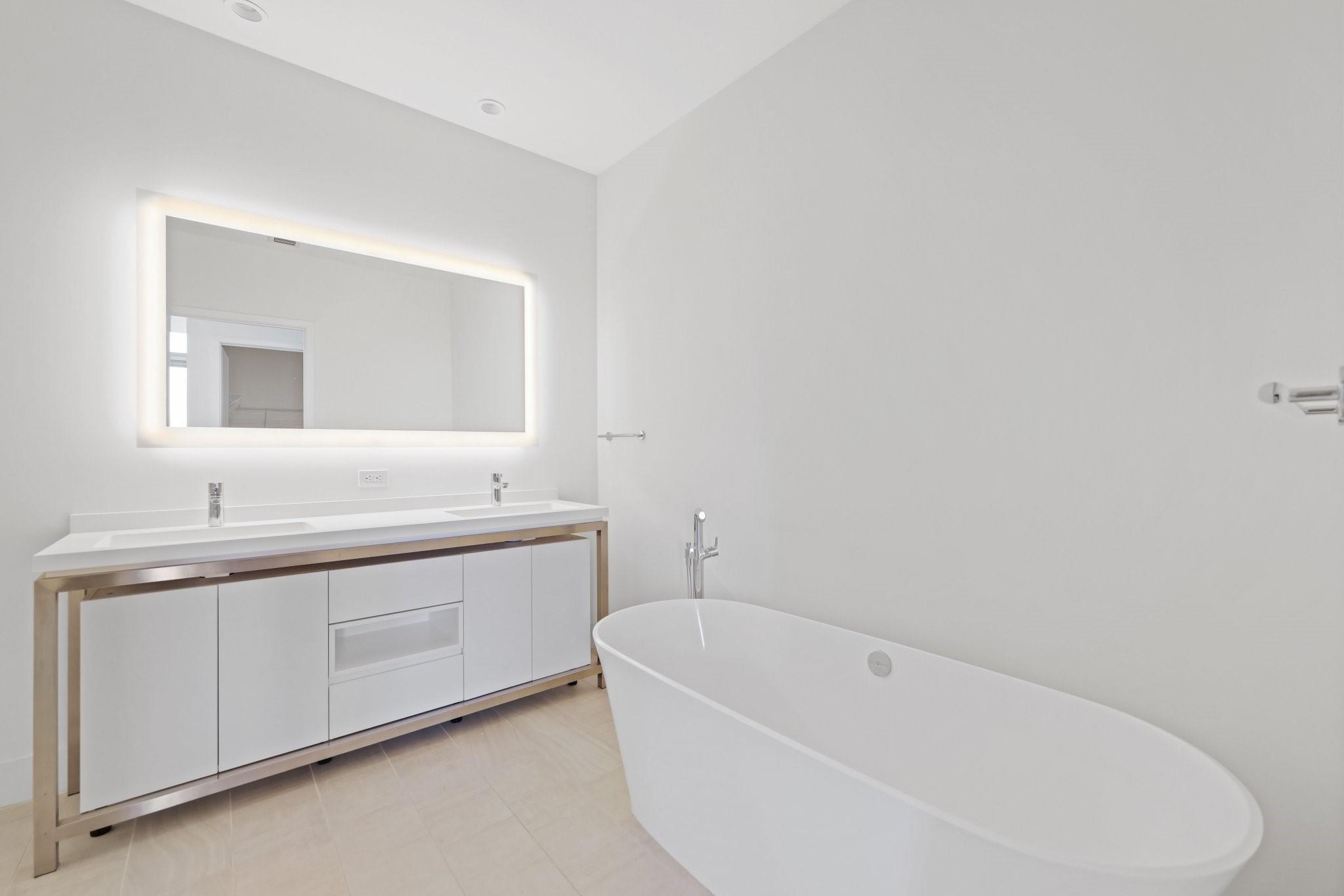 2000 Metropica Way PH01