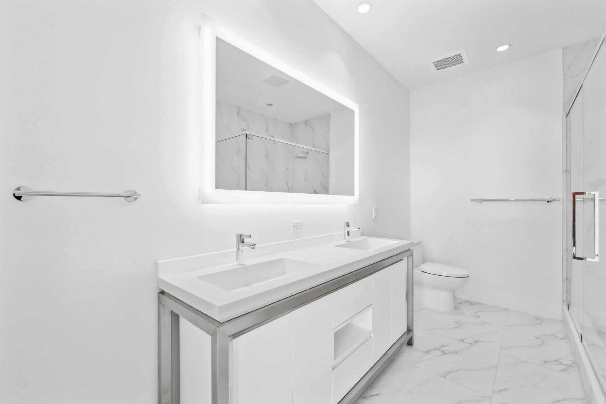 2000 Metropica Way PH08