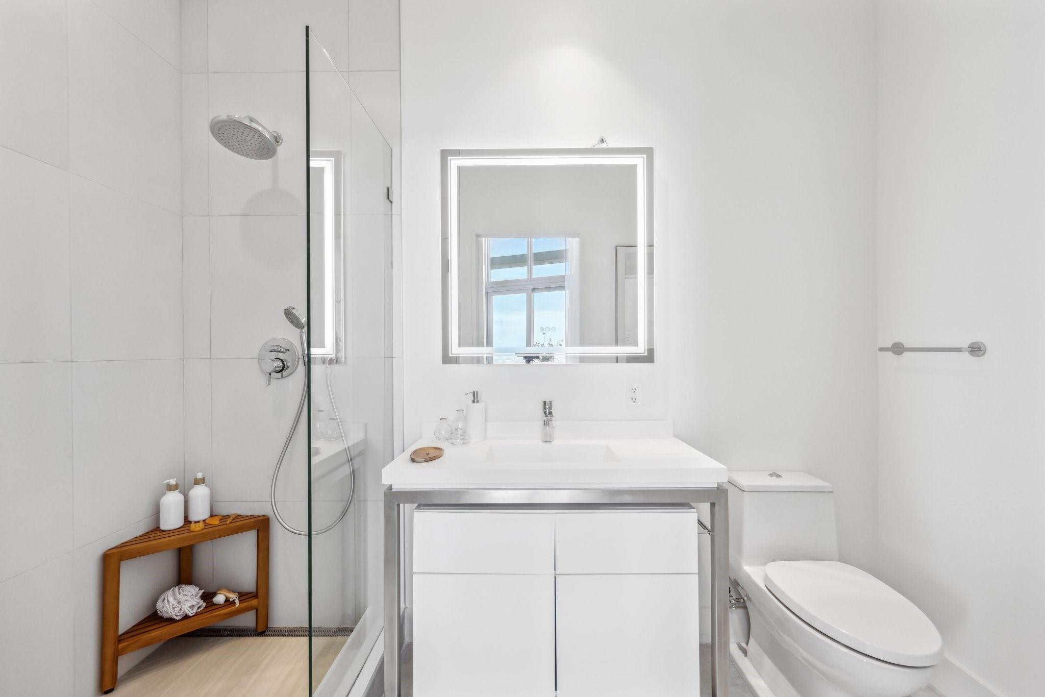 2000 Metropica Way PH09