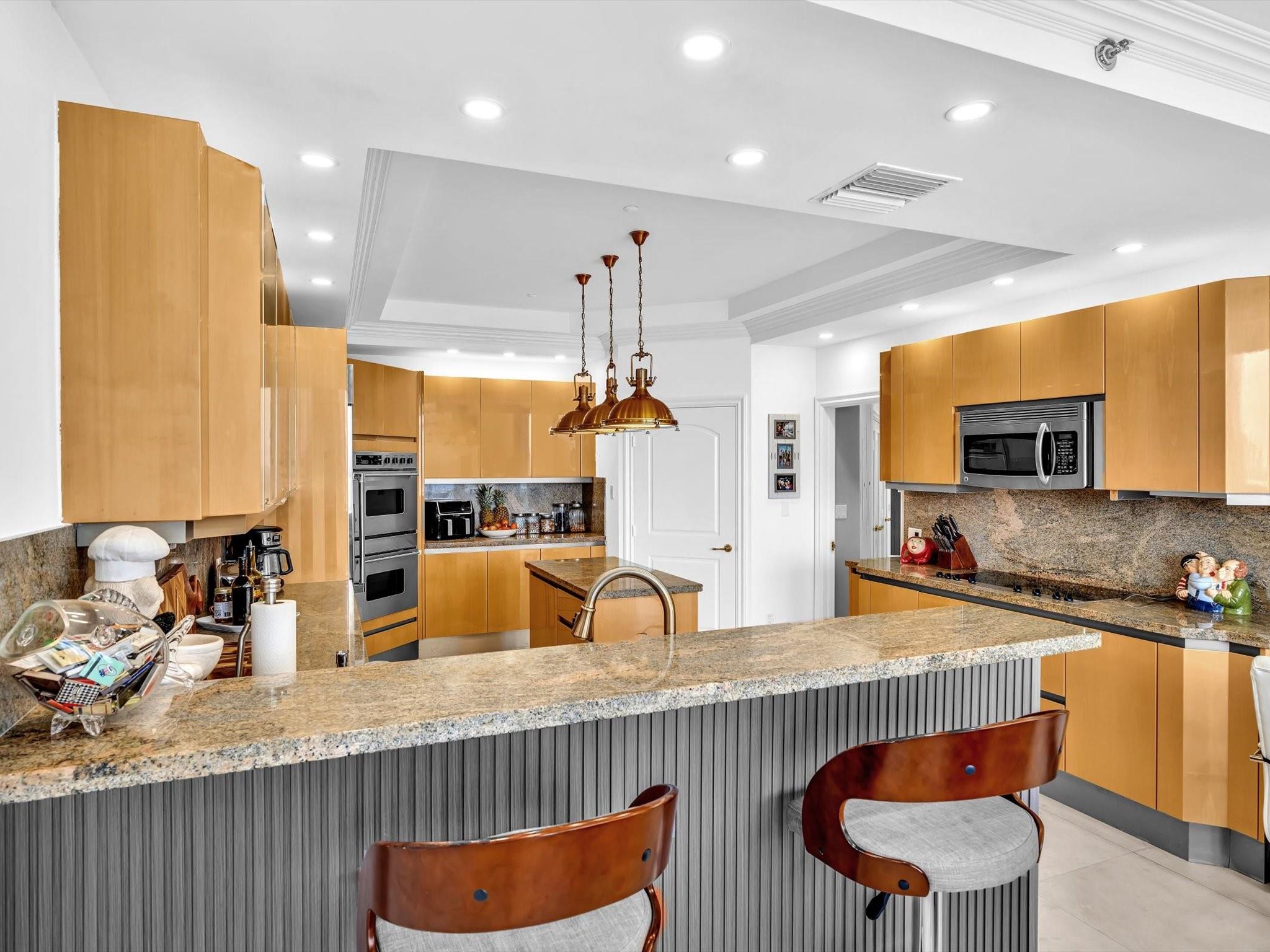 7000 Island Blvd PH-06
