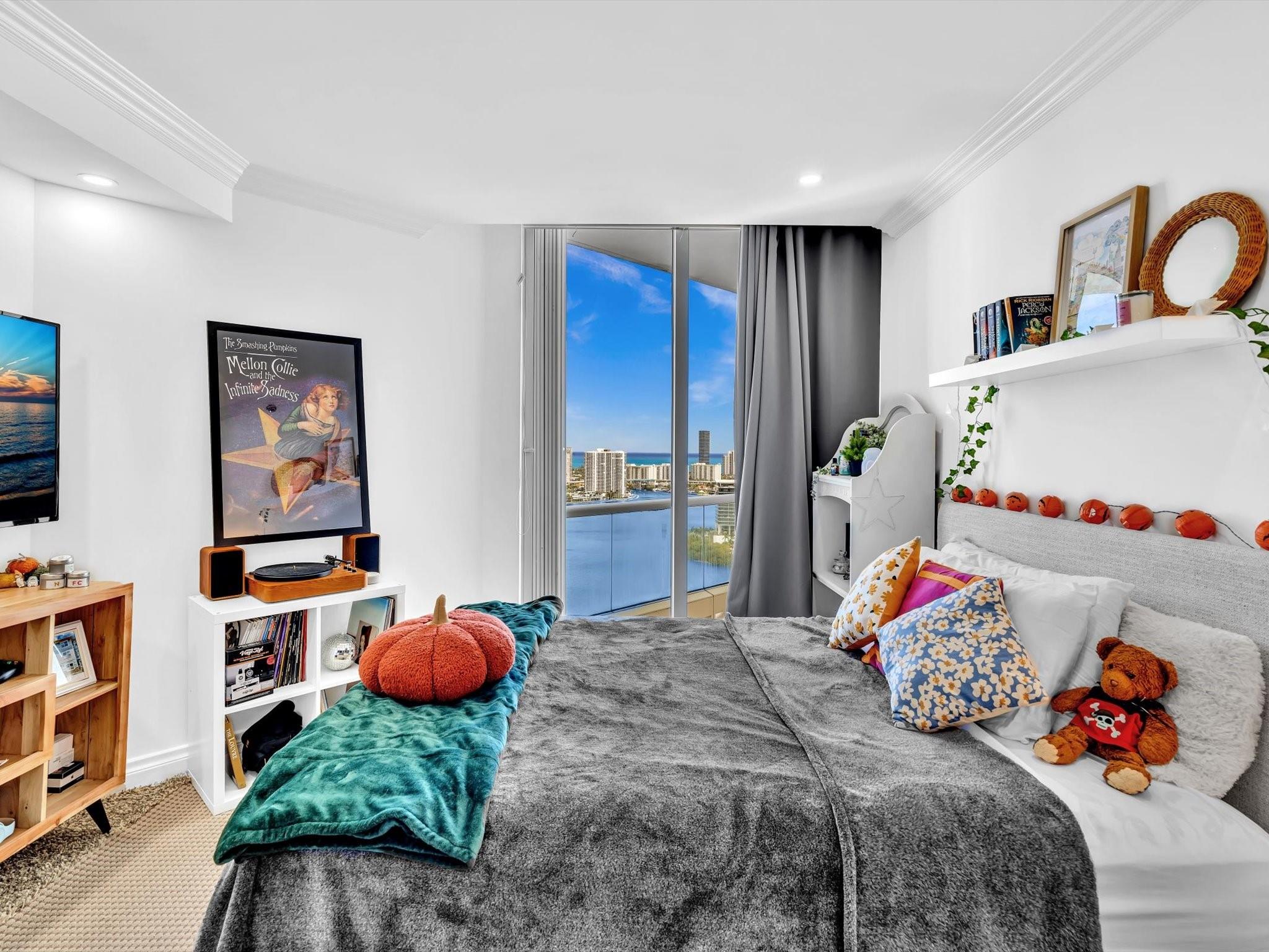 7000 Island Blvd PH-06
