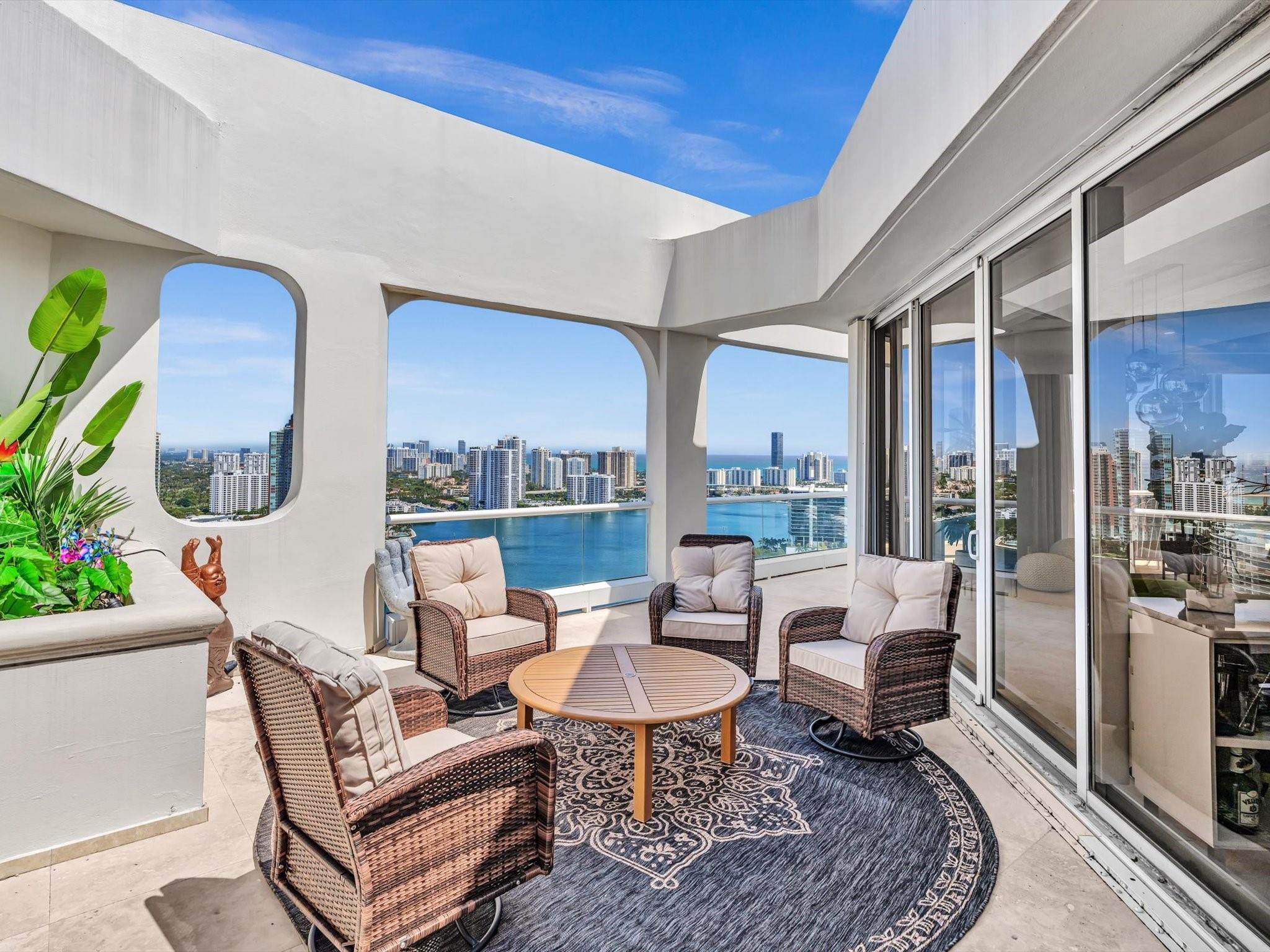 7000 Island Blvd PH-06