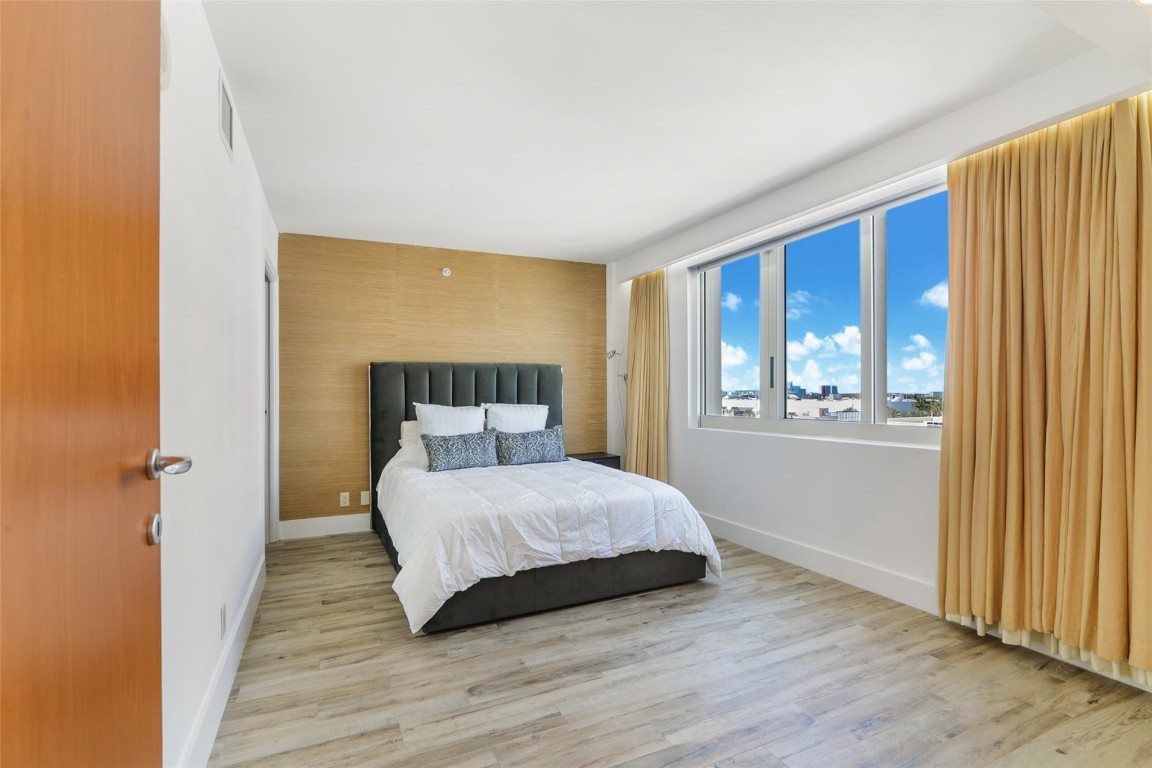 9499 Collins Ave 706