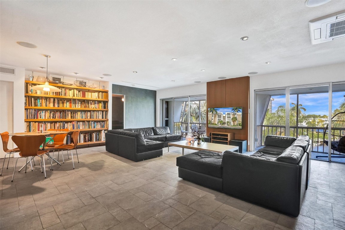 3000 NE 16th Ave D406